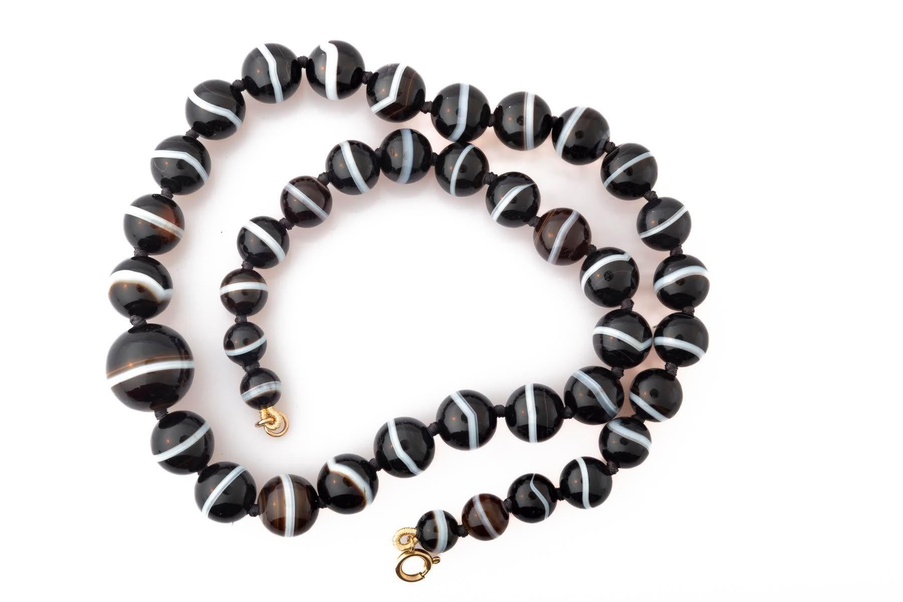 Taille ronde Collier victorien ancien en perles d'agate, c. 1860 en vente