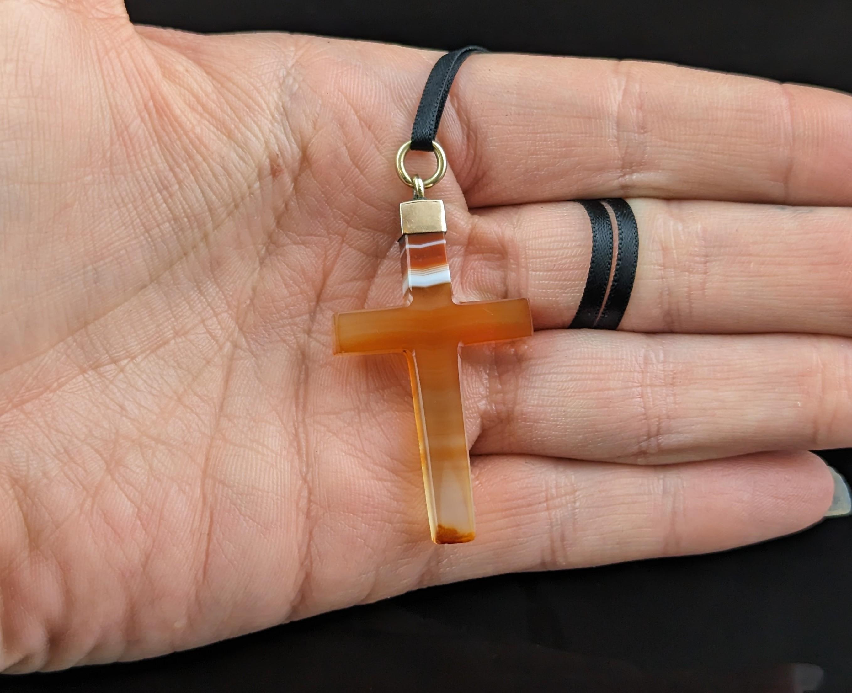 Antique Victorian Banded agate cross pendant, 9k gold  For Sale 1