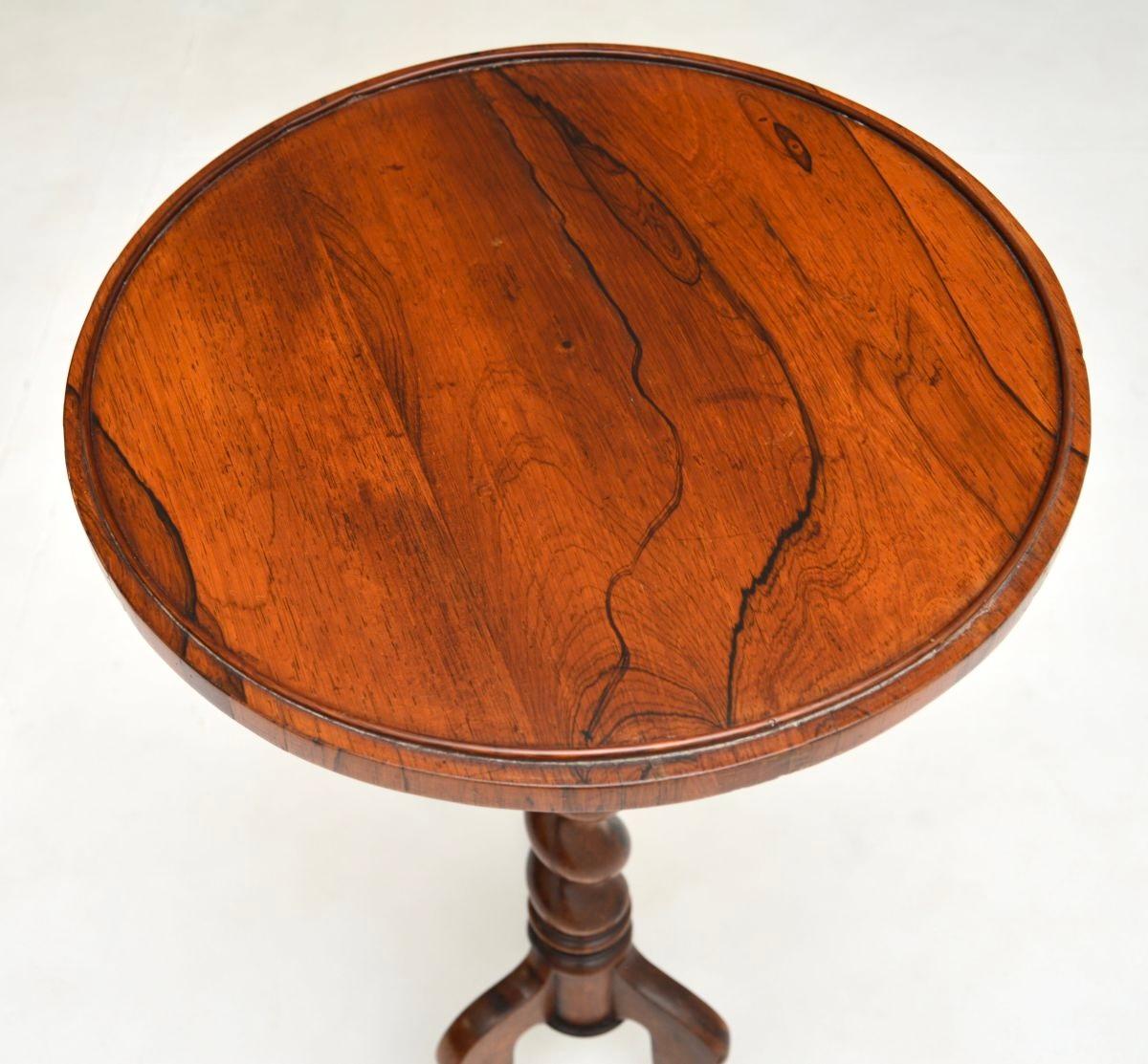 Britannique Table d'appoint victorienne ancienne à torsion d'orge en vente