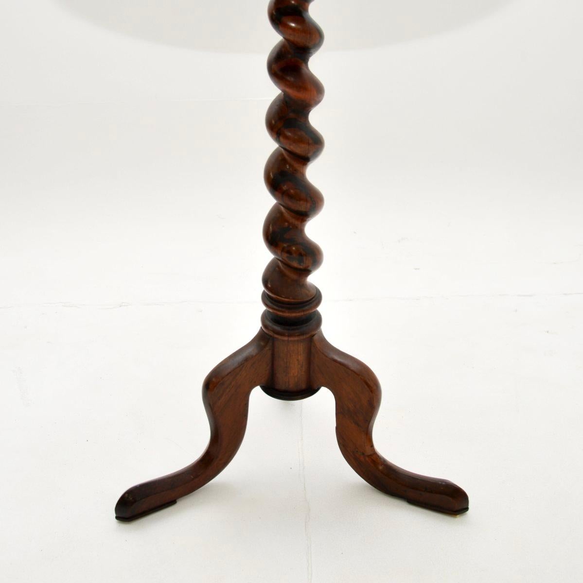 Table d'appoint victorienne ancienne à torsion d'orge Bon état - En vente à London, GB