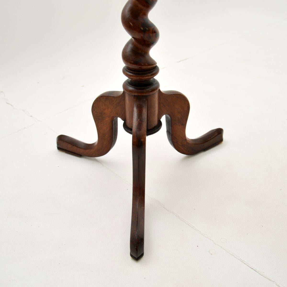 Milieu du XIXe siècle Table d'appoint victorienne ancienne à torsion d'orge en vente