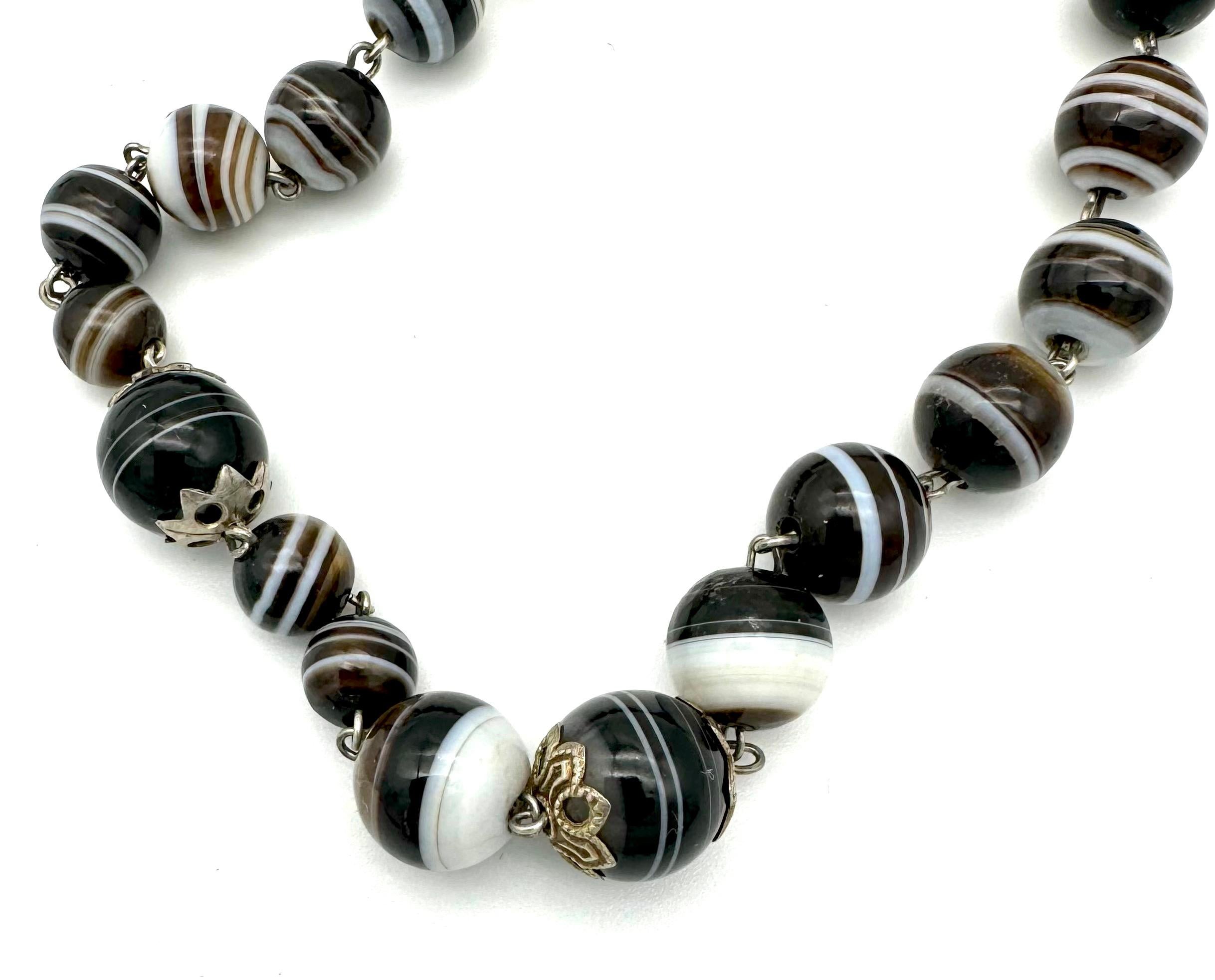 Vittoriano Antica collana vittoriana di perline con bande di sardonica e agata, ornamenti in ottone e argento in vendita