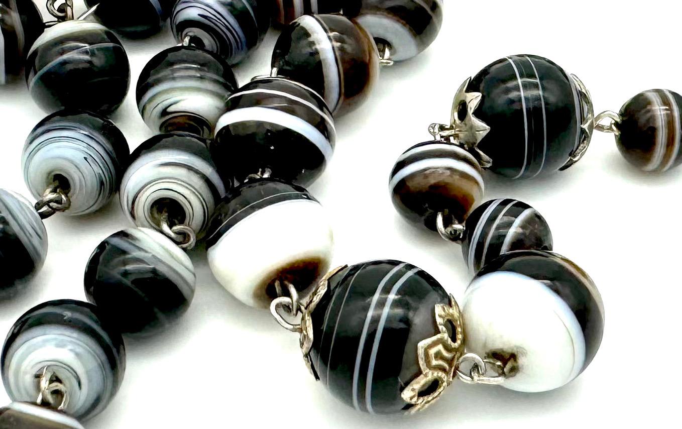 Taglio a sfera Antica collana vittoriana di perline con bande di sardonica e agata, ornamenti in ottone e argento in vendita