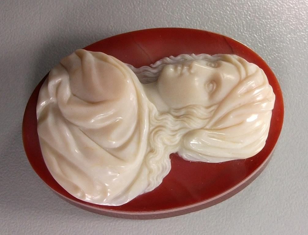 Antique Victorian Beatrice Cenci Hard Stone Cameo In Excellent Condition For Sale In London, GB