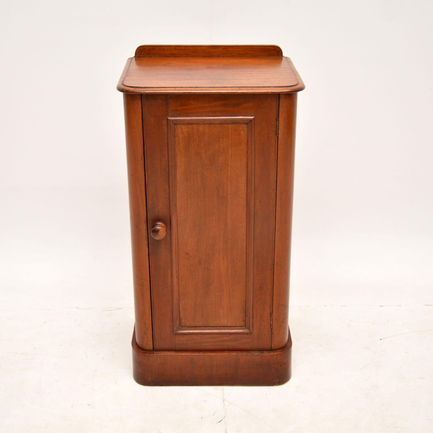 A lovely original antique Victorian bedside cabinet. This was made in England, it dates from around 1860-1880.

It is very well made and useful item, the wood has acquired a beautiful colour tone and patina. This sits on a plinth base, has a