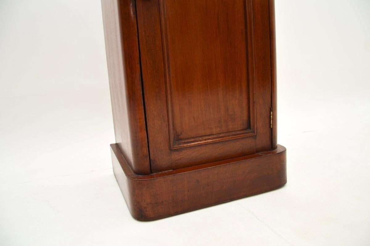 Bois Ancienne table de chevet victorienne en vente