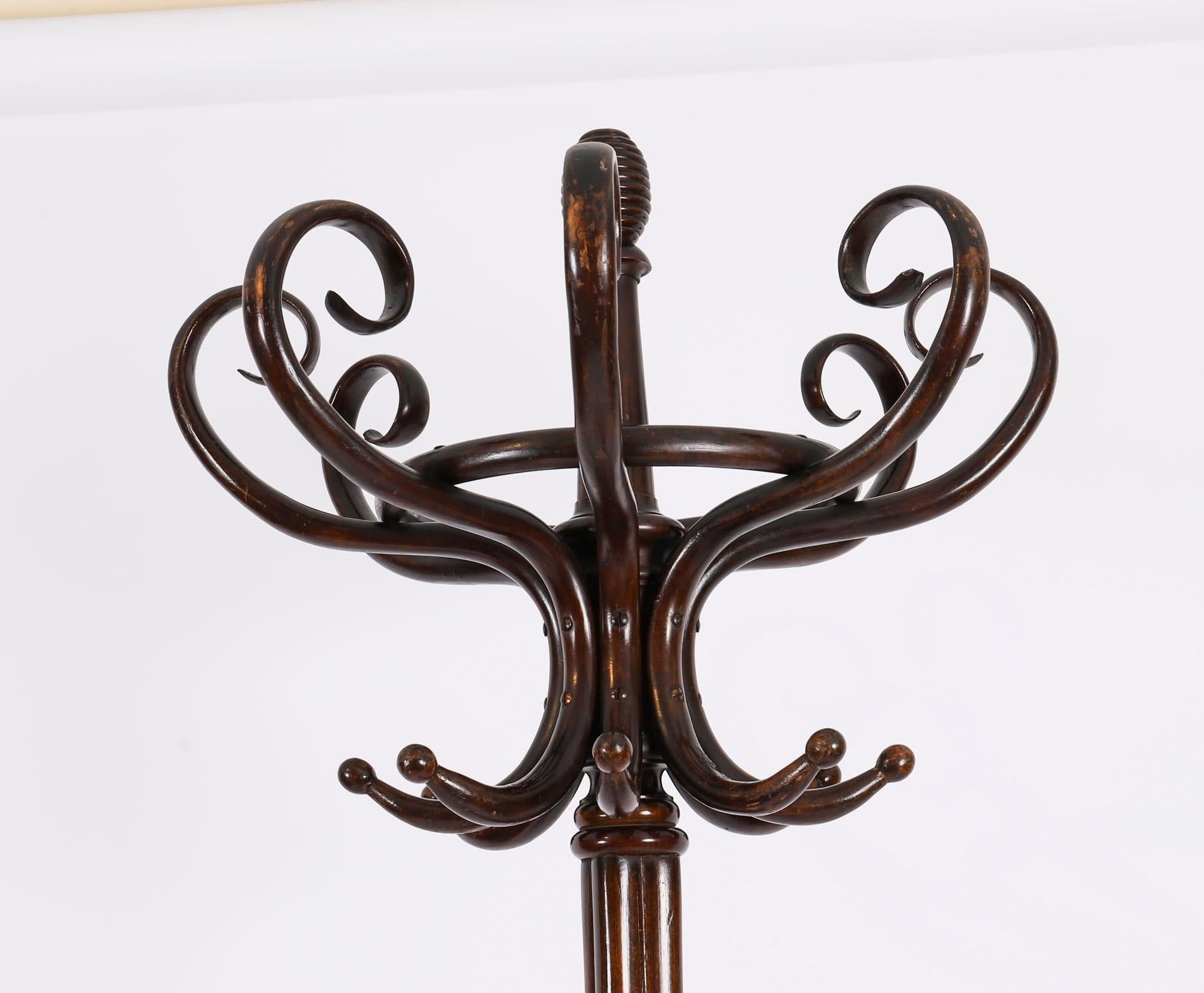 Ein ausgezeichneter antiker, freistehender Mantel-/Hut-/Stockständer aus Bugholz von Thonet, datiert um 1880.

Er verfügt über einen Bienenstockabschluss und einen zentralen Pfeiler mit einer vierblättrigen Standarte und acht Haken in Form einer