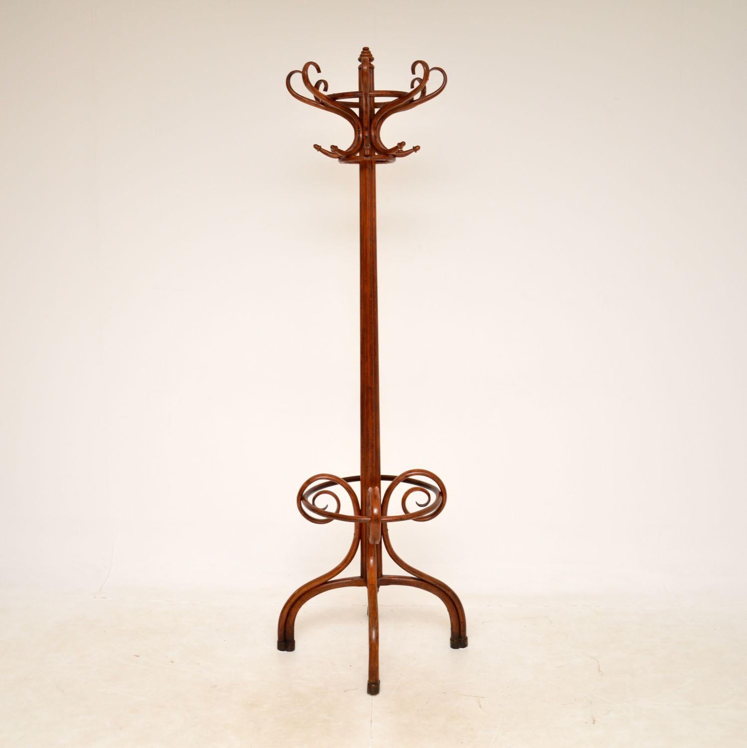 An amazing original antique bentwood hat stand. This was made in central Europe, most likely by Thonet in Austria around the 1890-1910 period.

It is a fantastic model, with a very wide and beautifully curvaceous base. It has eight beautifully