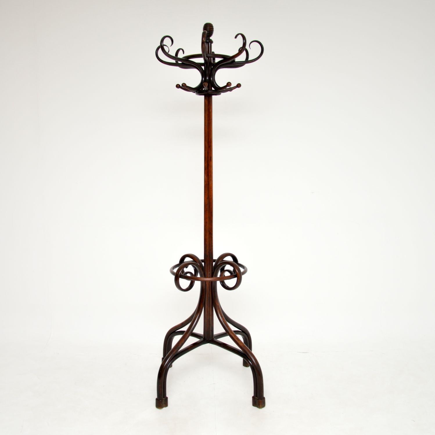 An amazing original antique bentwood hat stand. This was made in central Europe, most likely by Thonet in Austria around the 1880-1900 period.

It is a fantastic model, with a very wide and beautifully curvaceous base. It has eight beautifully