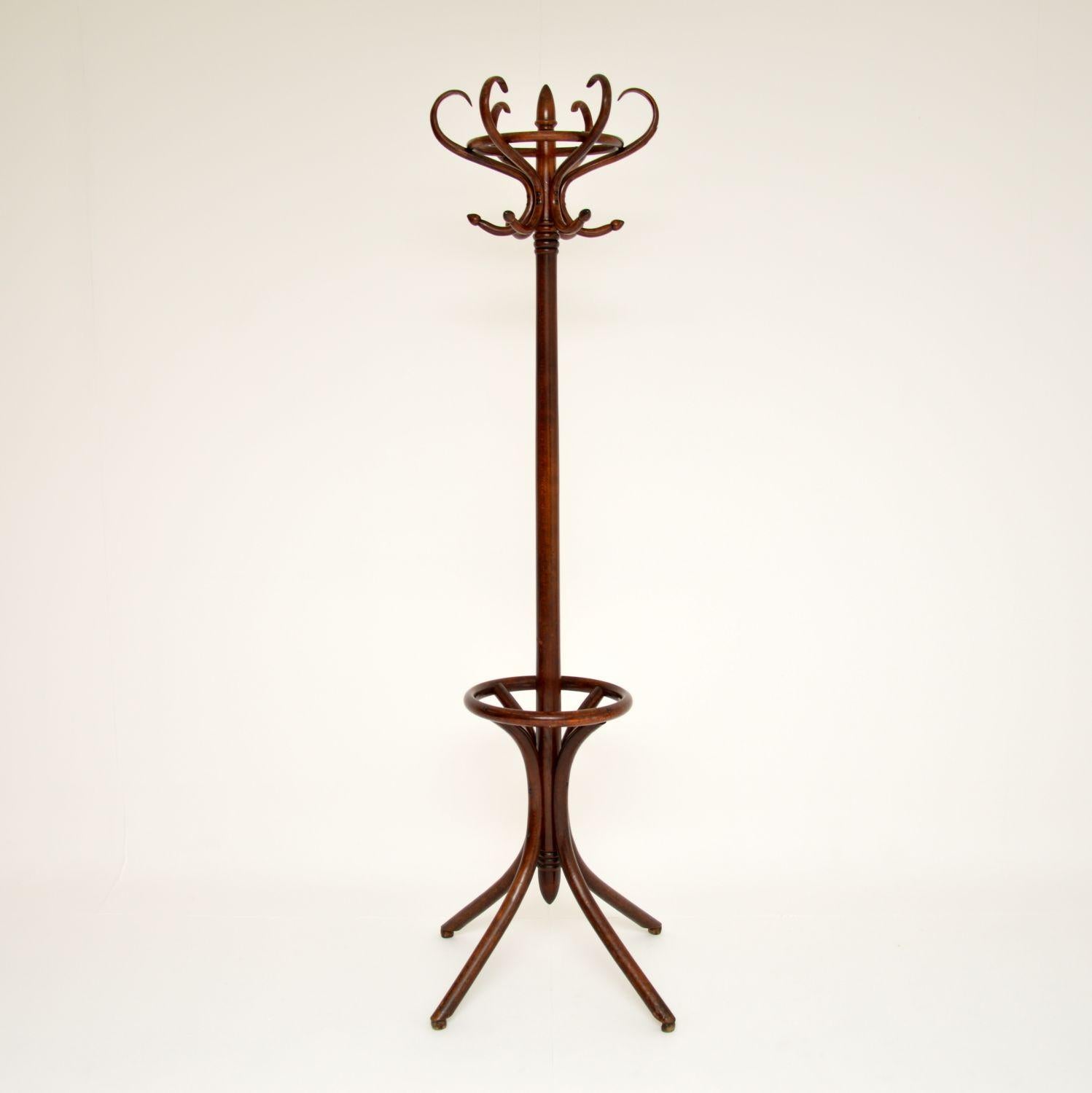 An amazing original antique bentwood hatstand. This was made in central Europe, most likely by Thonet in Austria around the 1880-1900 period.

It is a lovely model, with a beautifully curvaceous base. It has eight beautifully curved supports on