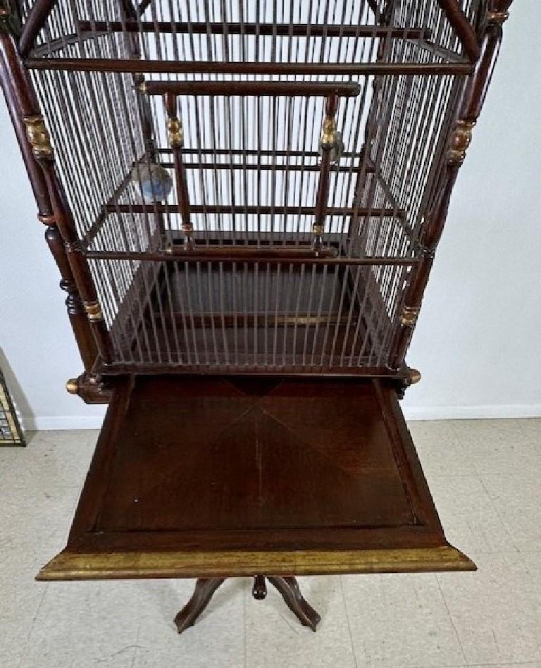 Acajou Ancienne cage à oiseaux victorienne sur pied en vente