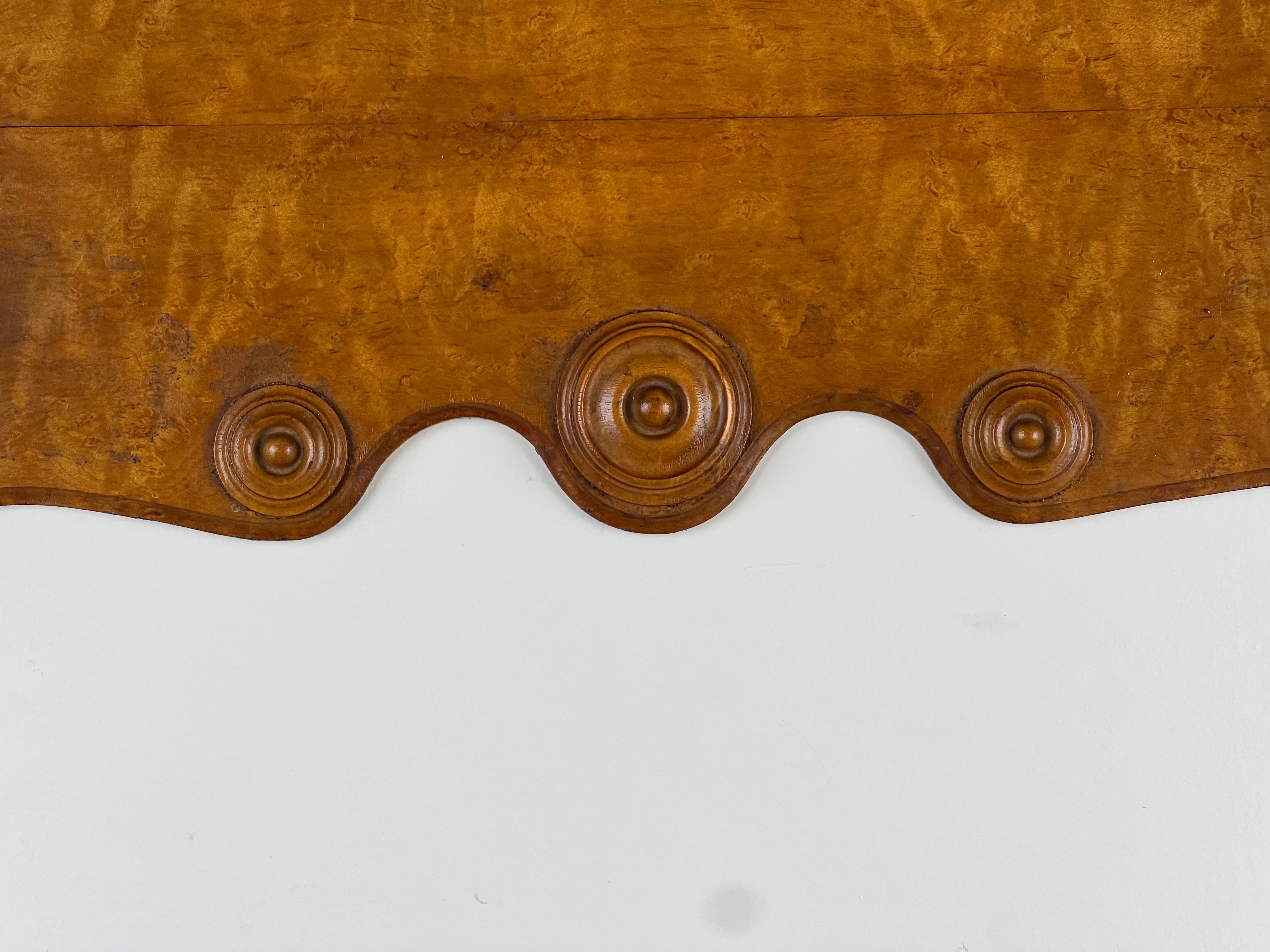 Questo grazioso scaffale da parete vittoriano è realizzato in acero birdseye, un legno pregiato nel XIX secolo per la sua superficie scintillante e decorativa. La forma è quella classica dell'epoca, con un pannello posteriore sagomato, un ripiano