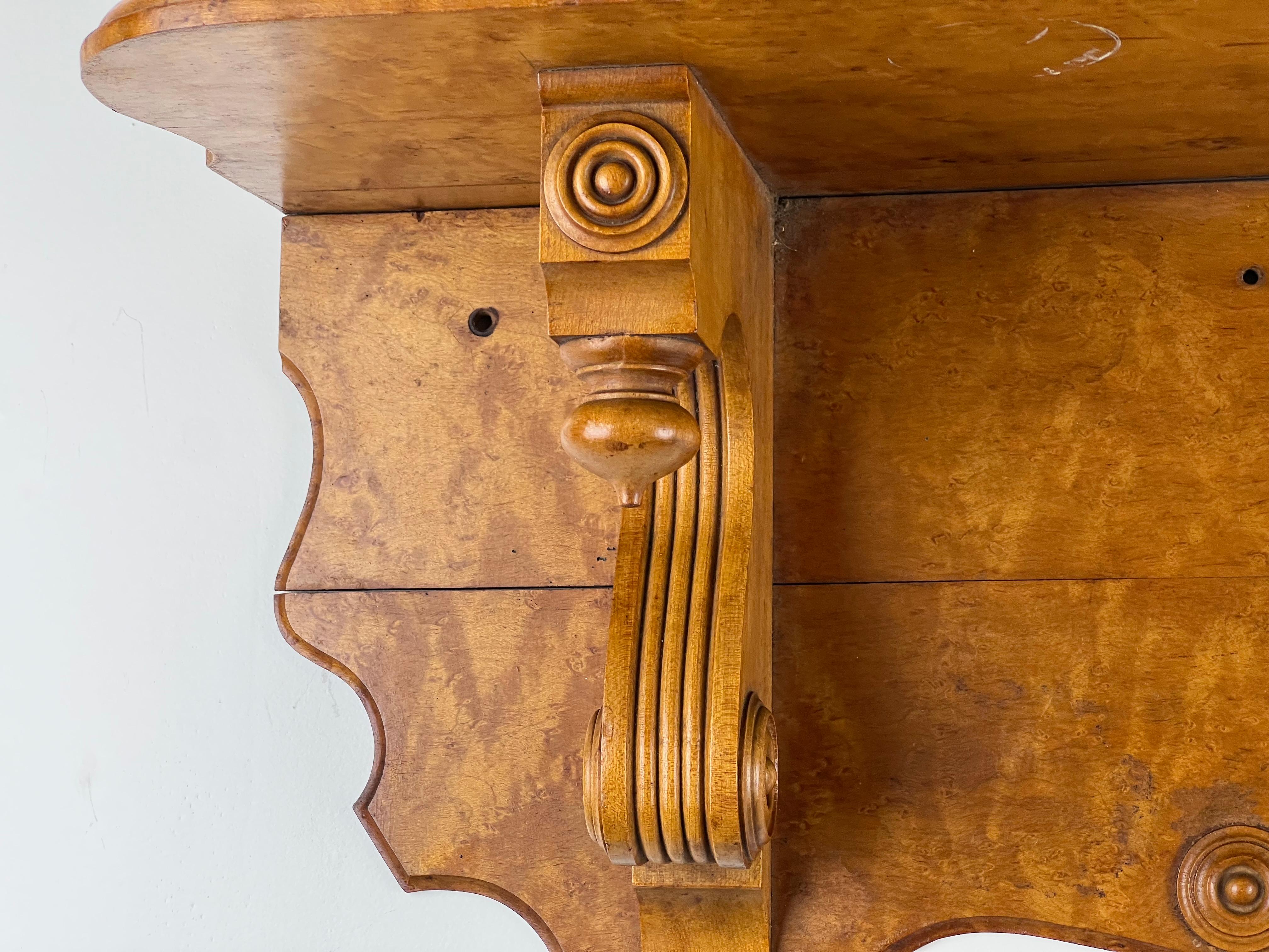 Vittoriano Antico scaffale da parete vittoriano in acero Birdseye C.C. Fine del XIX secolo in vendita