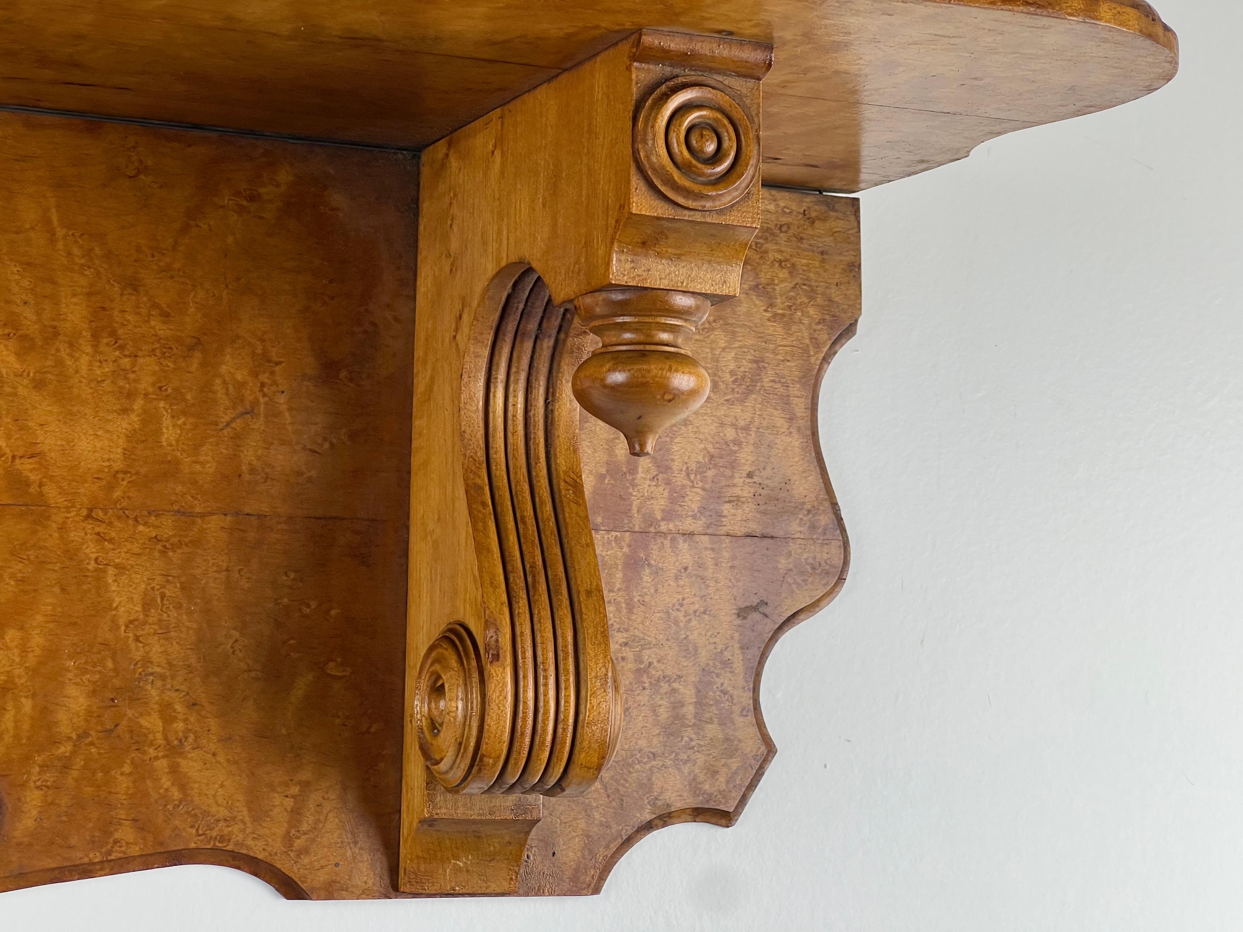 Americano Antico scaffale da parete vittoriano in acero Birdseye C.C. Fine del XIX secolo in vendita