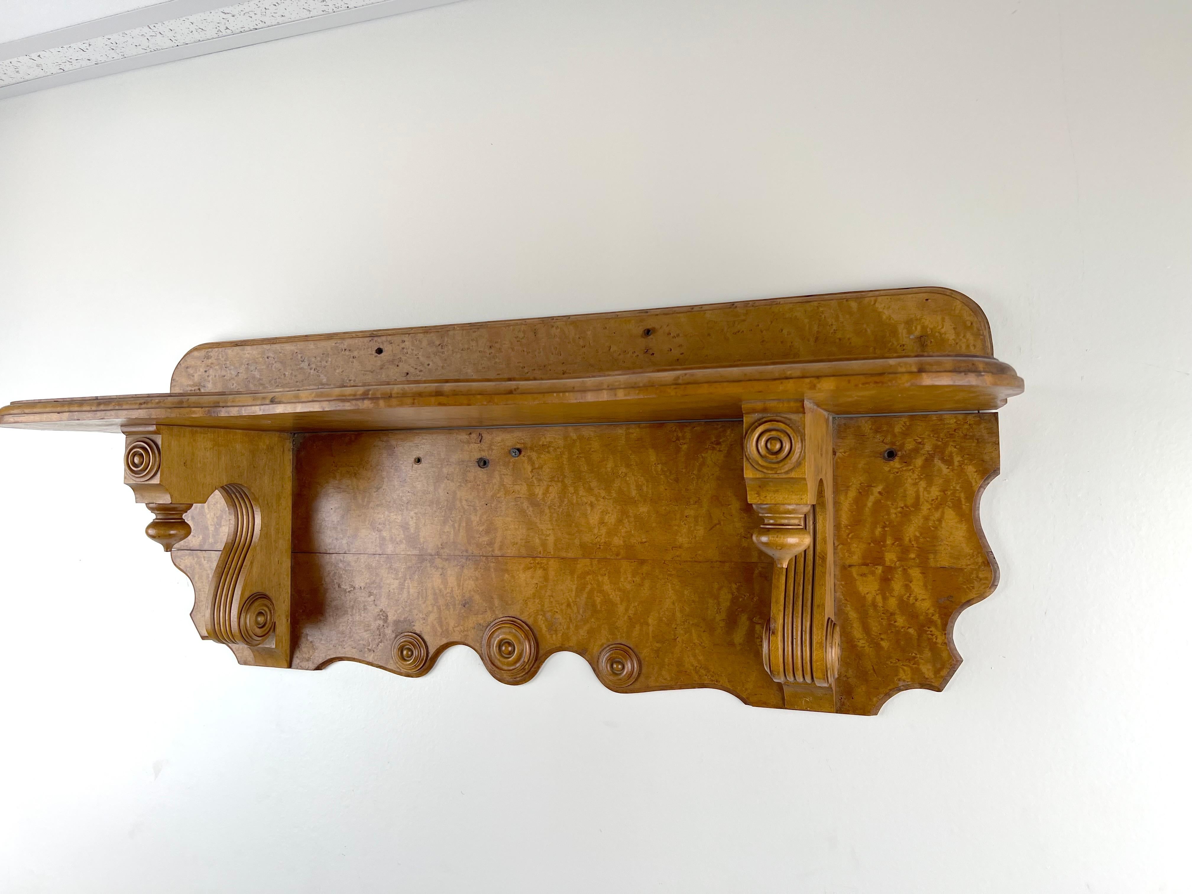 Antico scaffale da parete vittoriano in acero Birdseye C.C. Fine del XIX secolo In condizioni buone in vendita a Westfield, MA