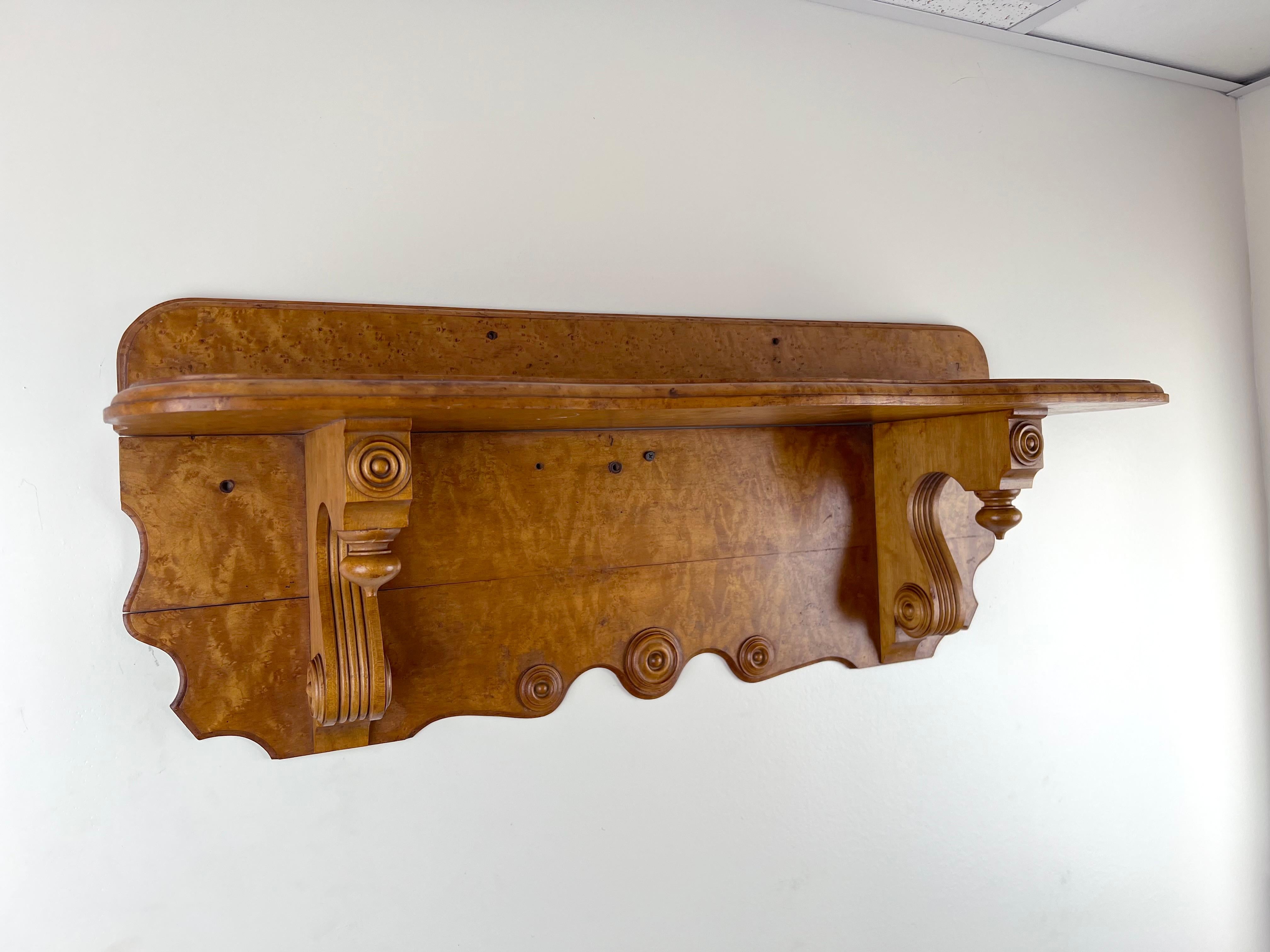 Acero Birdseye Antico scaffale da parete vittoriano in acero Birdseye C.C. Fine del XIX secolo in vendita