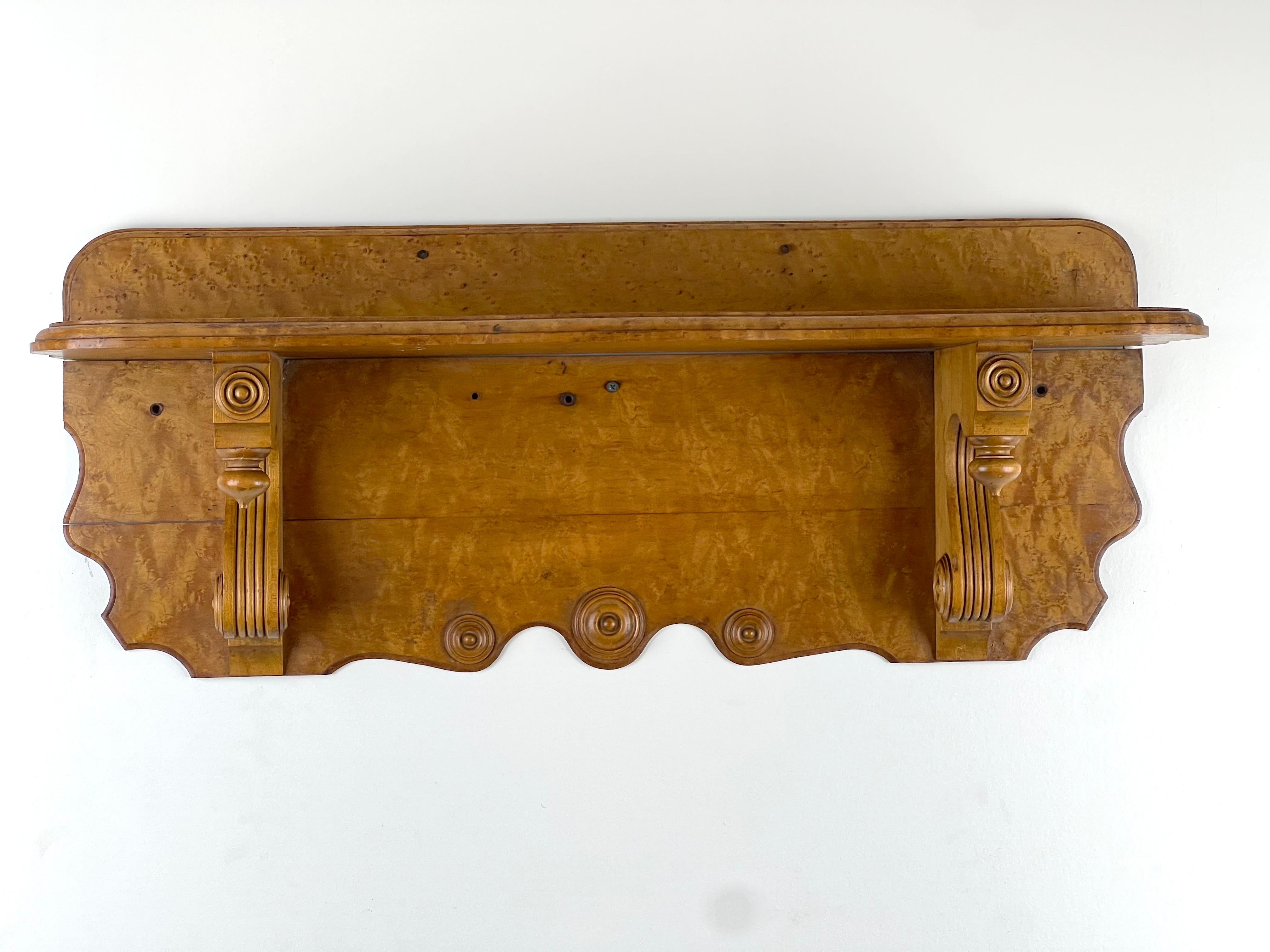 Antico scaffale da parete vittoriano in acero Birdseye C.C. Fine del XIX secolo in vendita 1