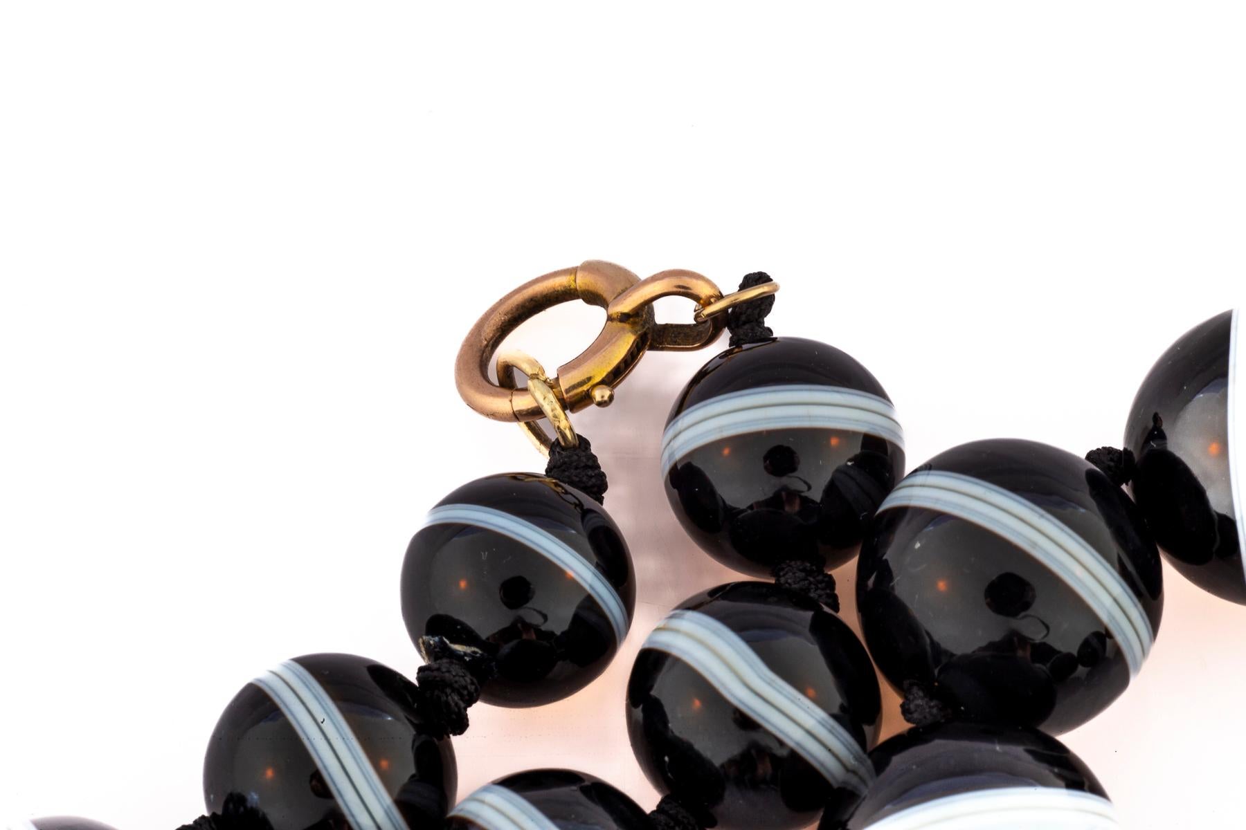 Antique Victorian Black and White Banded Agate Necklace In Excellent Condition In Stamford, CT