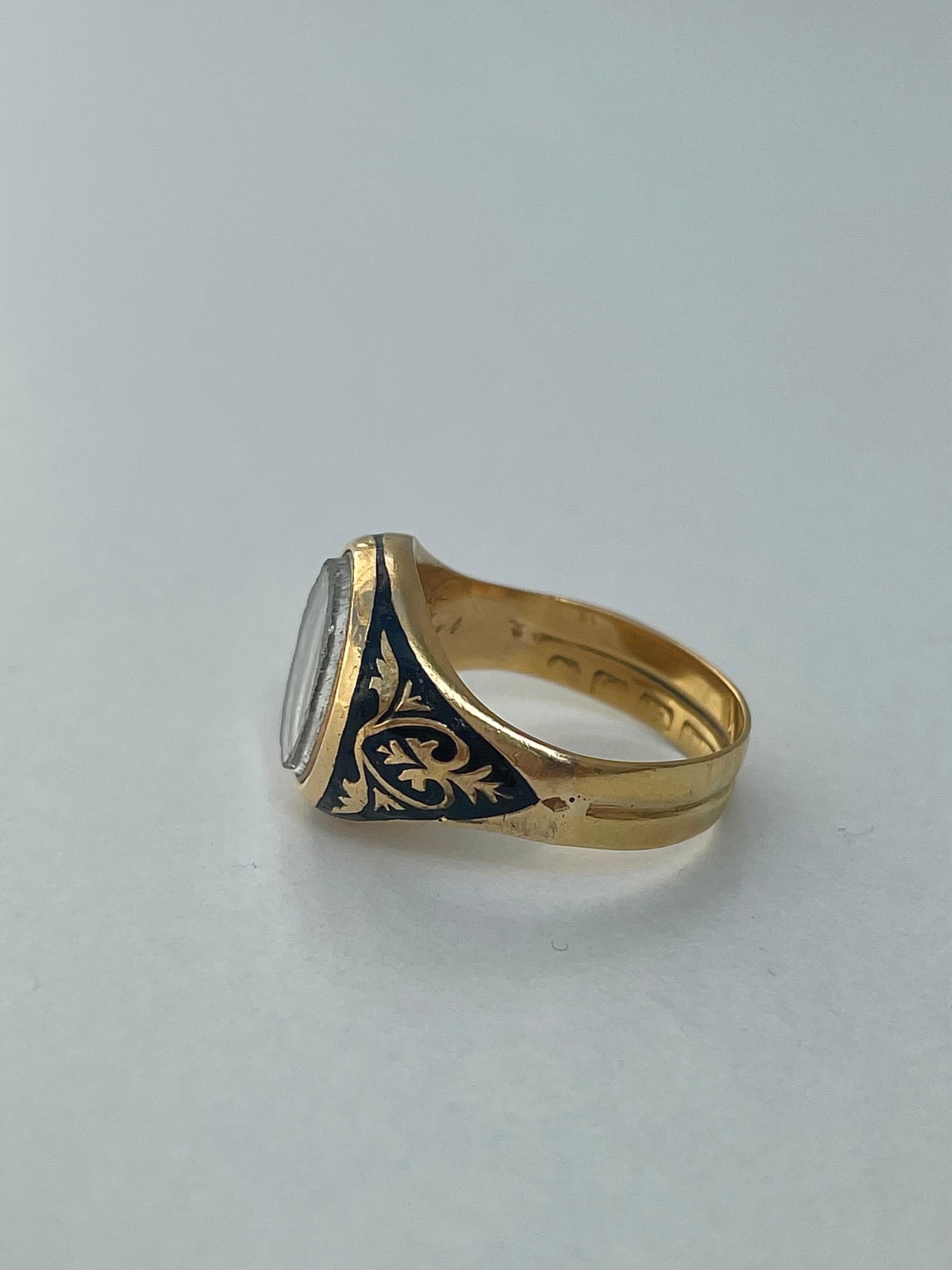 Antique bague victorienne en or jaune 18 carats avec médaillon en émail noir à l'avant 

l'inscription se lit comme suit : 