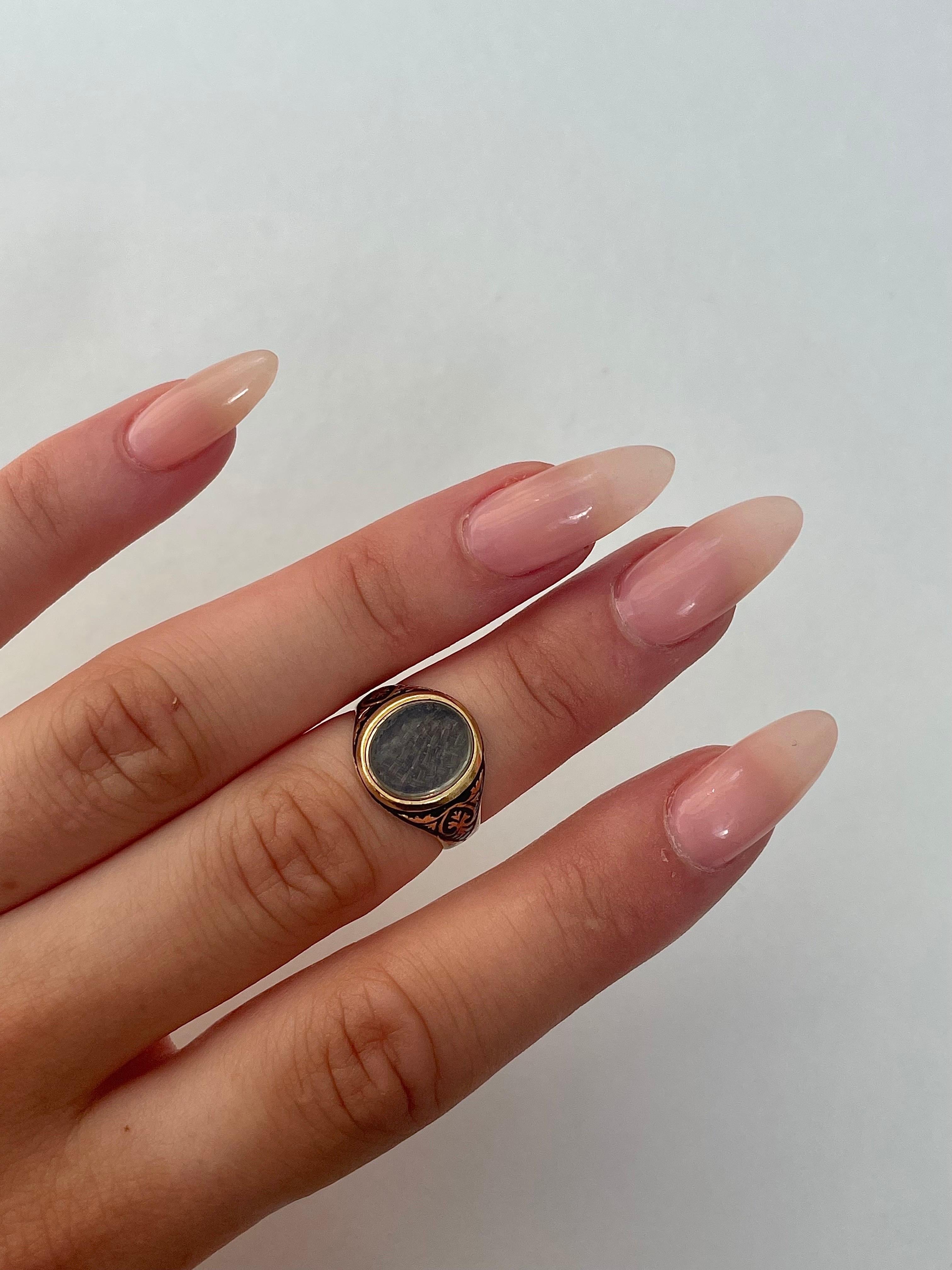 Antique Victorian Black Enamel Locket Front 18ct Yellow Gold Ring In Good Condition For Sale In Chipping Campden, GB