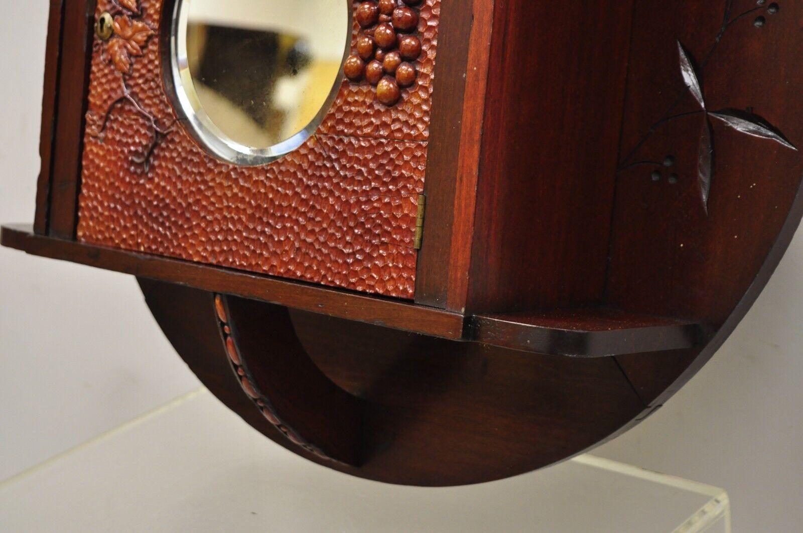 Miroir Ancien cabinet de curiosité victorien à miroir rond sculpté dans la forêt noire en vente