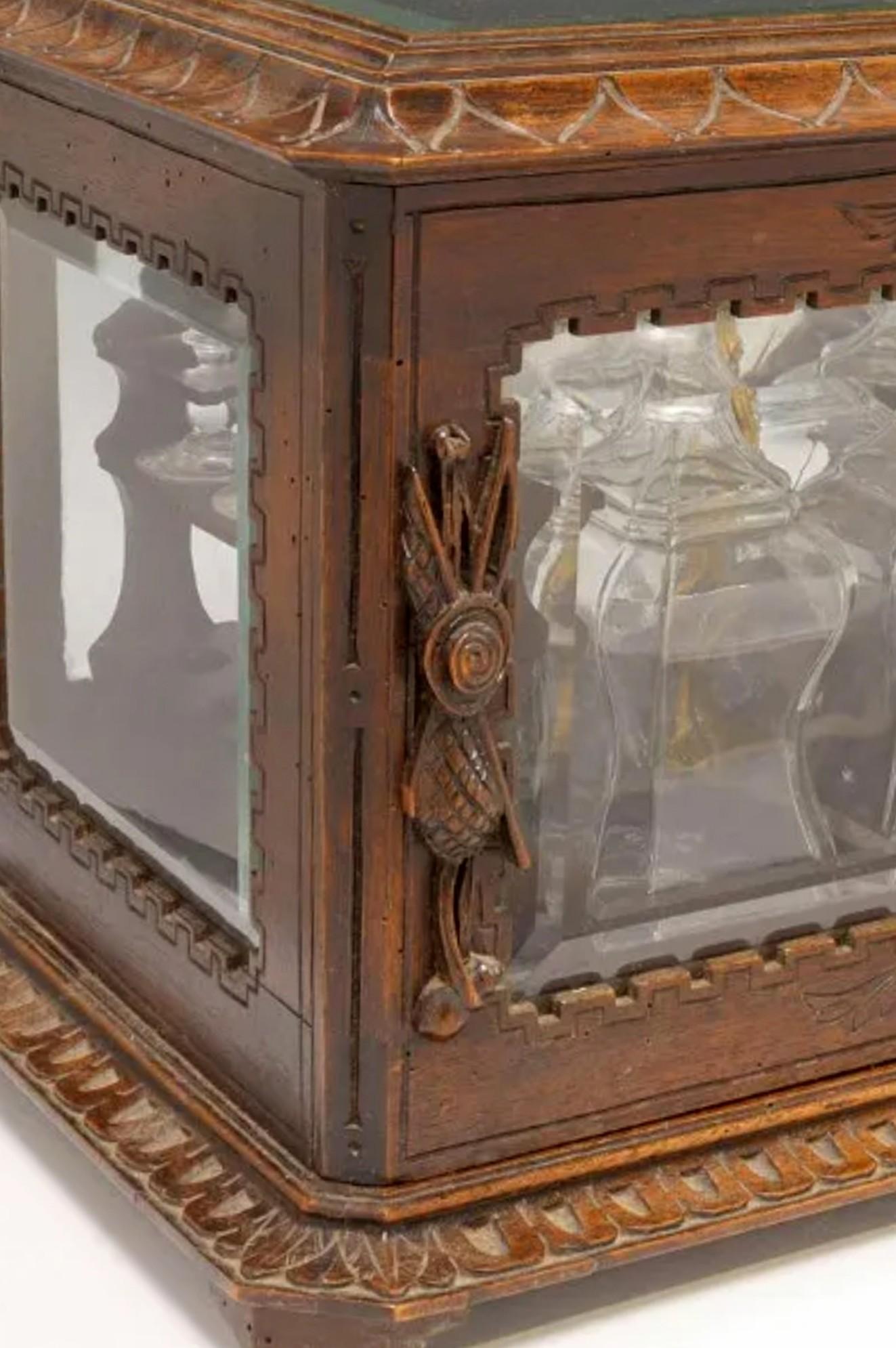 Antike viktorianische Tantalus-Schachtel aus geschnitztem Holz und Glas, Schwarzwälder Schnitzerei  im Zustand „Gut“ im Angebot in Forney, TX