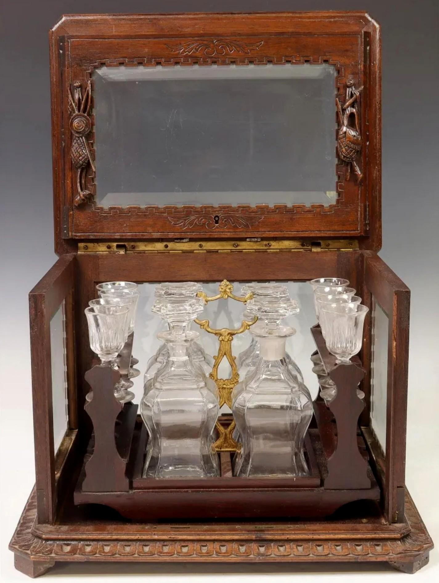 Antike viktorianische Tantalus-Schachtel aus geschnitztem Holz und Glas, Schwarzwälder Schnitzerei  (Bronze) im Angebot