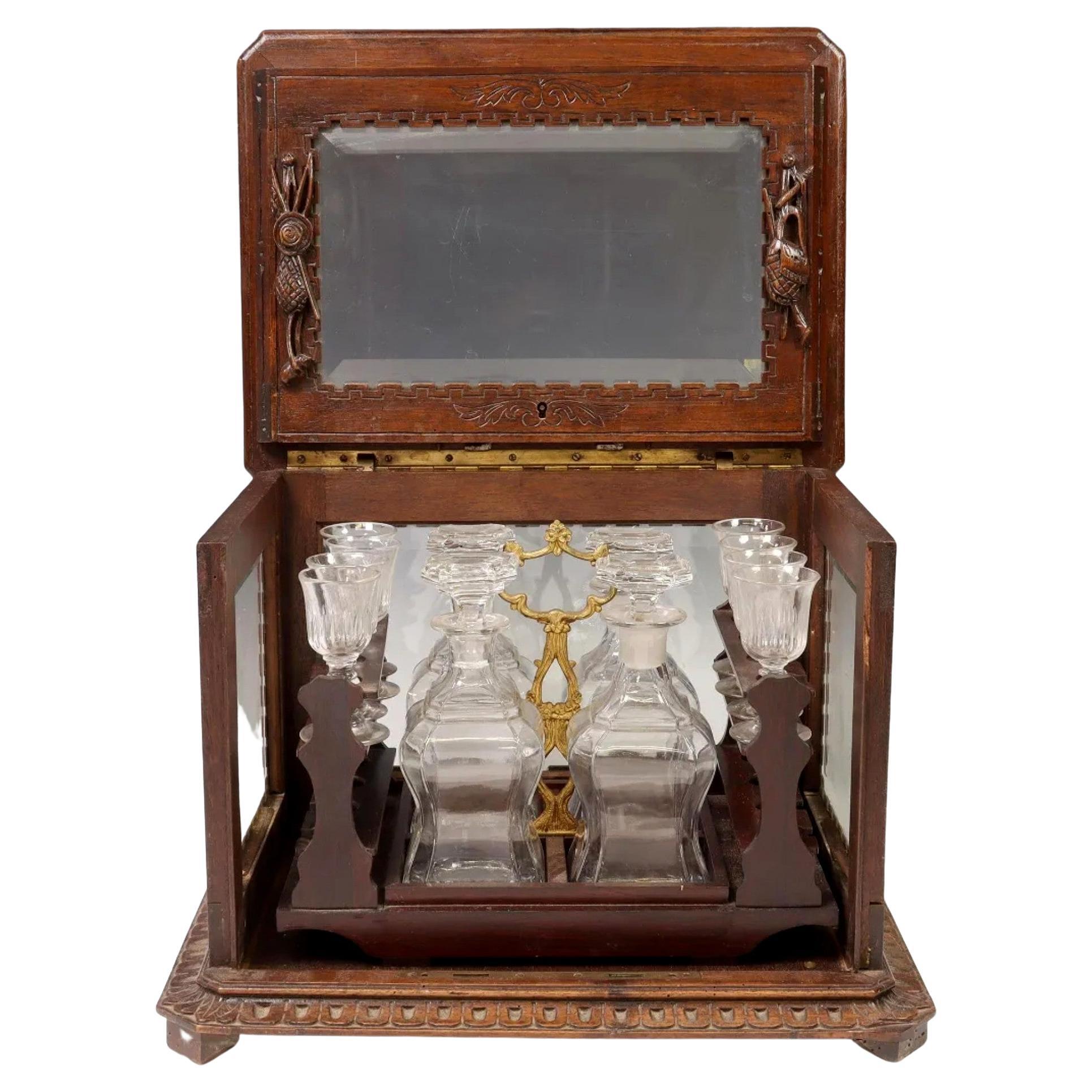 Antike viktorianische Tantalus-Schachtel aus geschnitztem Holz und Glas, Schwarzwälder Schnitzerei  im Angebot