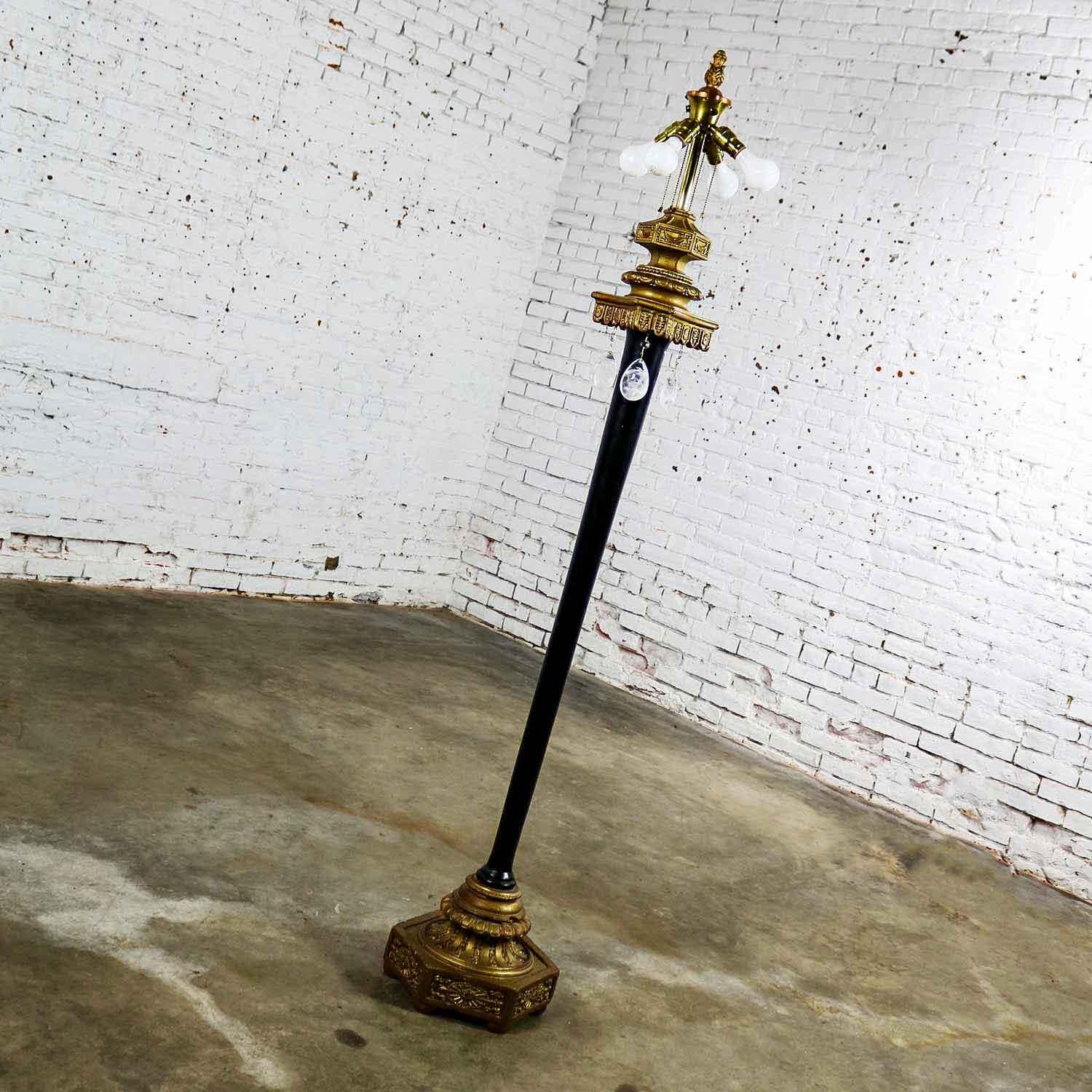Grand lampadaire victorien ancien noir et doré avec abat-jour fait main avec goutte d'eau en vente 2