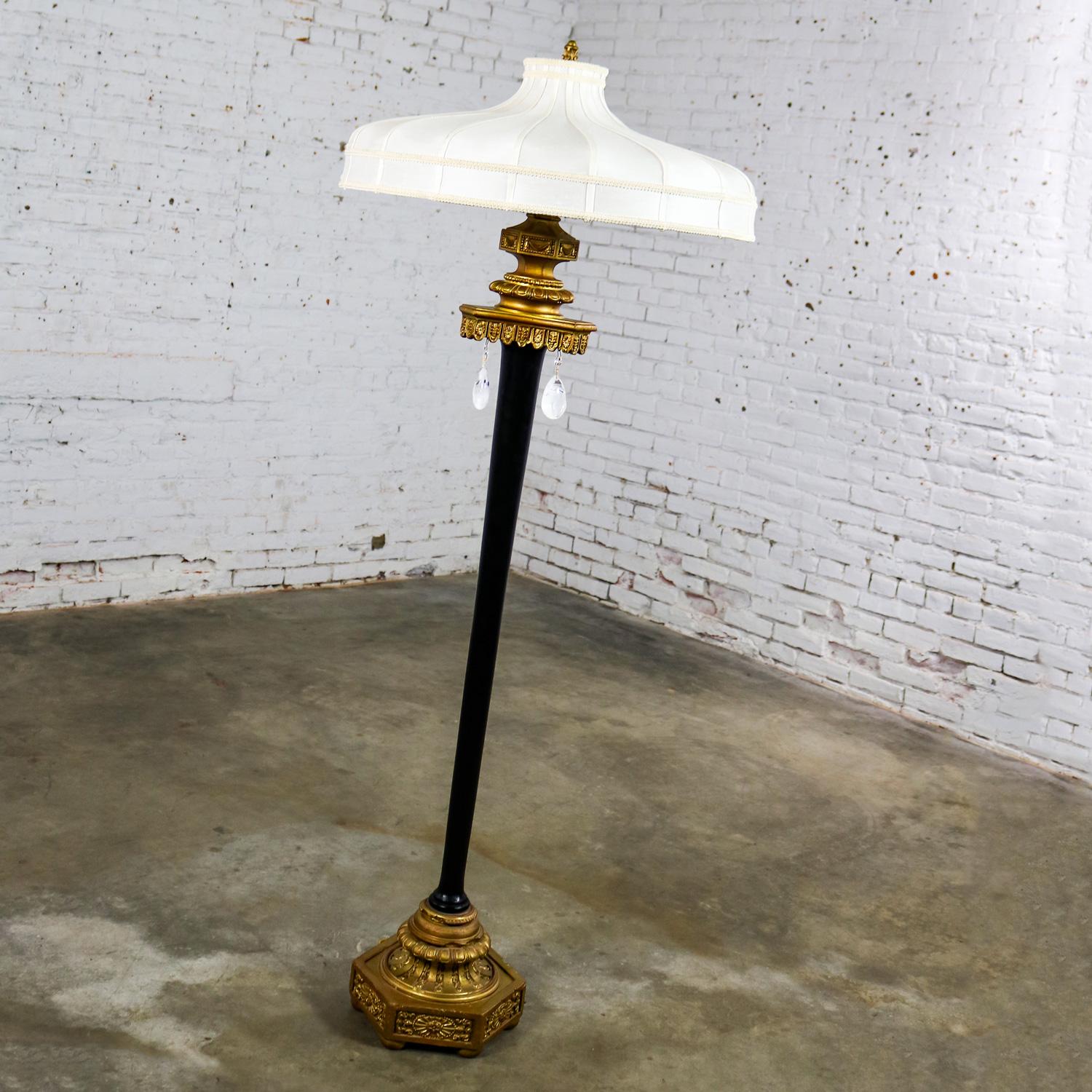 Große antike viktorianische schwarz-vergoldete Stehlampe mit handgefertigtem Schirm und tropfenförmigem Tropfen im Angebot 5