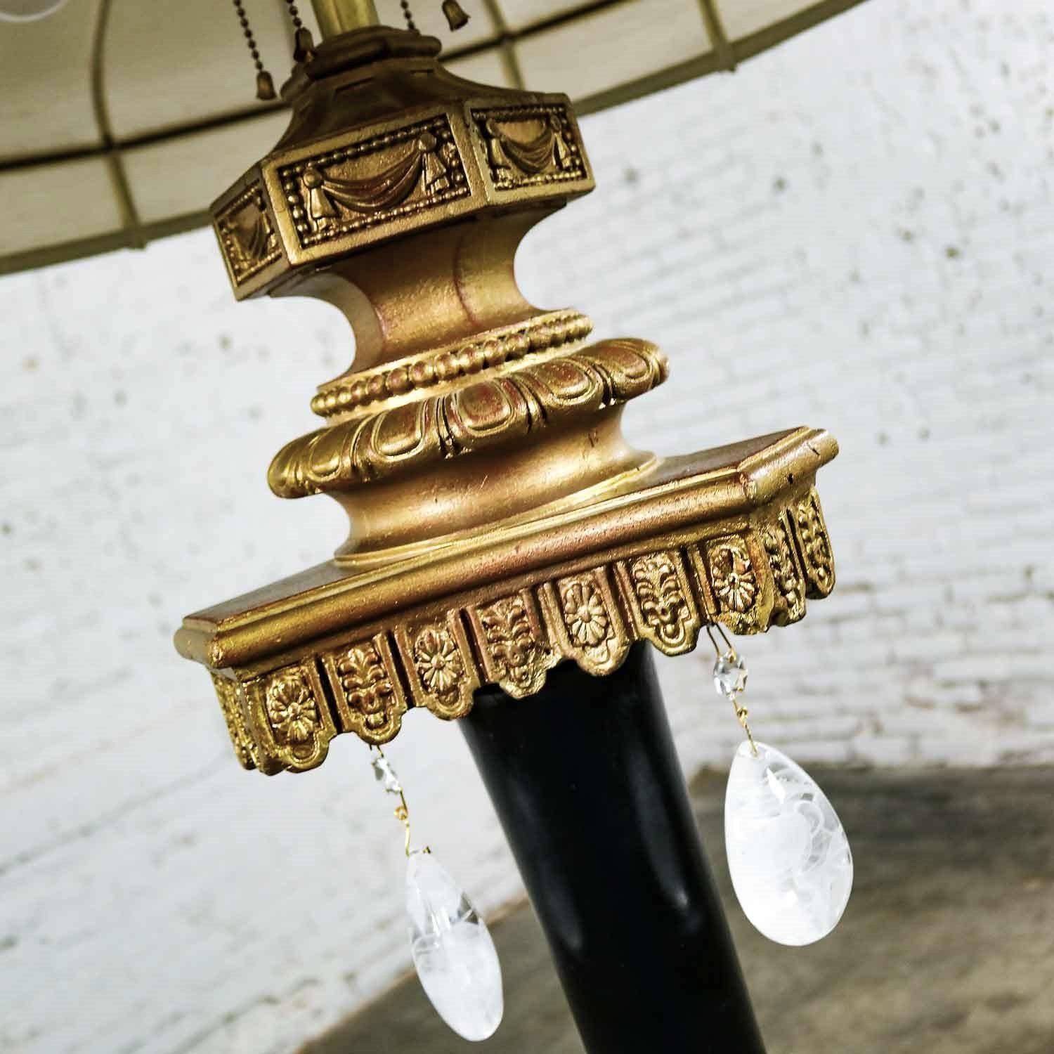 Große antike viktorianische schwarz-vergoldete Stehlampe mit handgefertigtem Schirm und tropfenförmigem Tropfen im Angebot 7