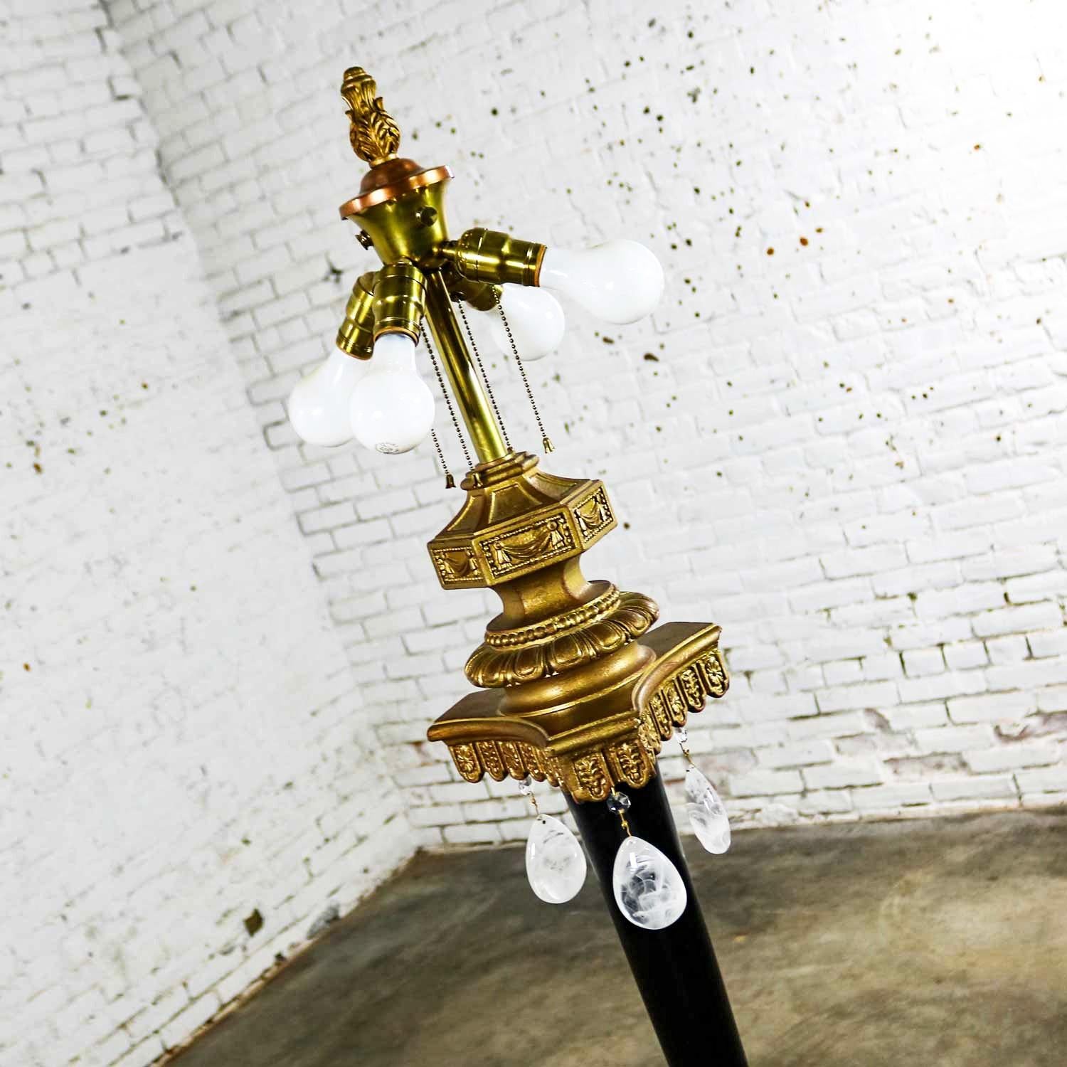 Grand lampadaire victorien ancien noir et doré avec abat-jour fait main avec goutte d'eau Bon état à Topeka, KS