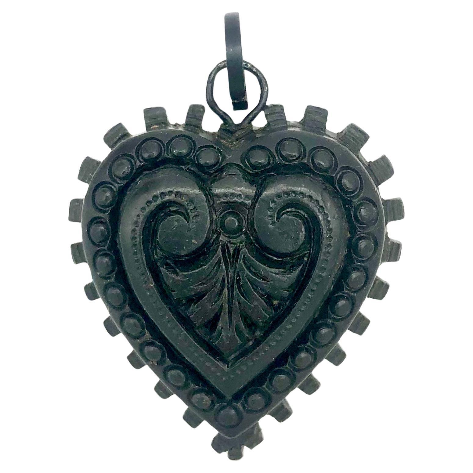 Antiker viktorianischer schwarzer Herz-Anhänger aus gepresstem Holz und Metall im Angebot