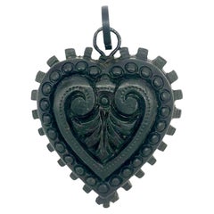 Antiker viktorianischer schwarzer Herz-Anhänger aus gepresstem Holz und Metall