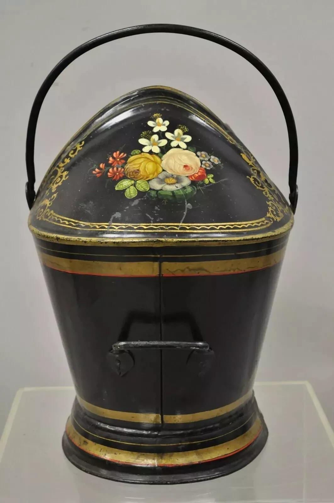 Antique Victorien noir acier peint à la main fleur Tole métal charbon scuttle seau. Les détails des fleurs sont peints à la main, la construction est en acier, très bel objet ancien. Vers la fin du 19e siècle. Dimensions : 20