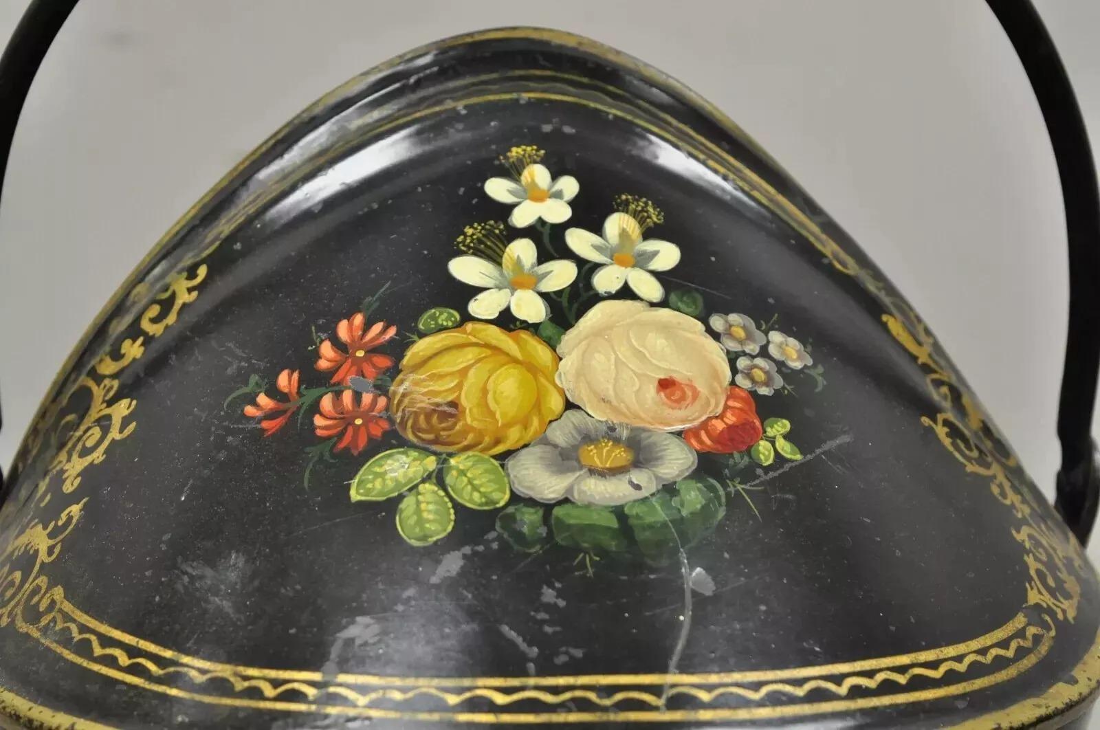 Autre Antique seau à charbon victorien en acier noir peint à la main avec des fleurs en métal. en vente