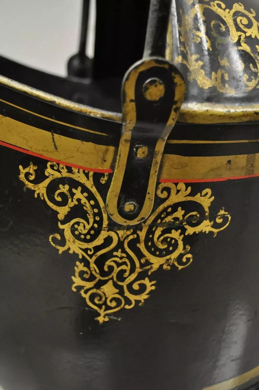 Antique seau à charbon victorien en acier noir peint à la main avec des fleurs en métal. Bon état - En vente à Philadelphia, PA