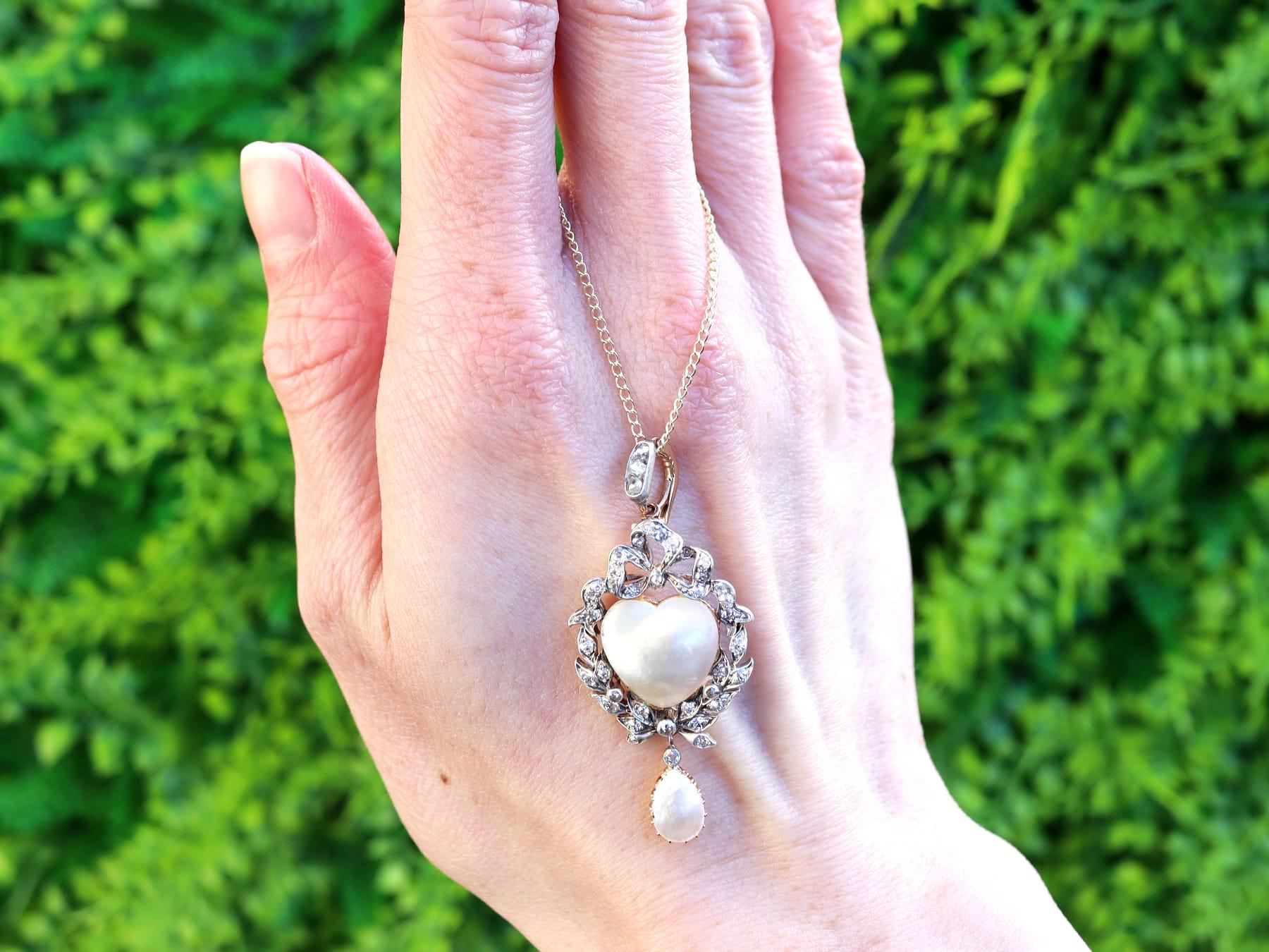 Un superbe pendentif en or jaune 9 carats et argent, composé d'une perle vésiculeuse victorienne ancienne et d'un diamant de 0,42 carat, qui fait partie de nos collections de bijoux en perles.

Ce pendentif en forme de perle ancienne, magnifique,