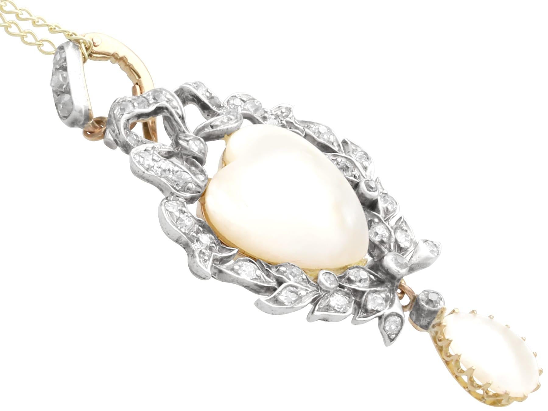 Taille ronde Pendentif victorien ancien en or jaune 9 carats avec perles et diamants 0,42 carat  en vente