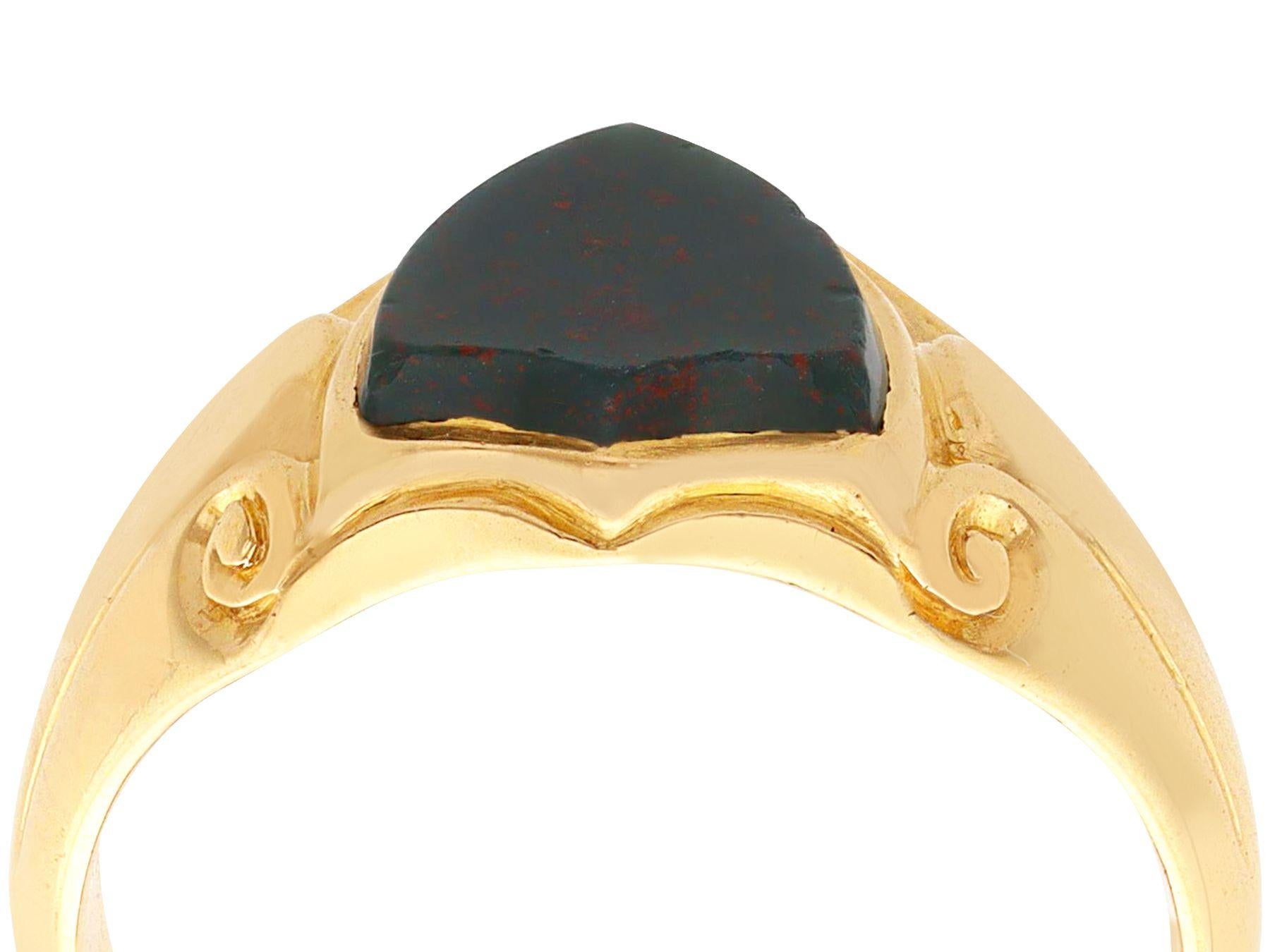 An exceptional, fine and impressive bloodstone and 18 karat yellow gold signet ring; part of our diverse antique jewellery and estate jewelry collections

This fine and impressive antique ring has been crafted in 18k yellow gold.

The ring displays
