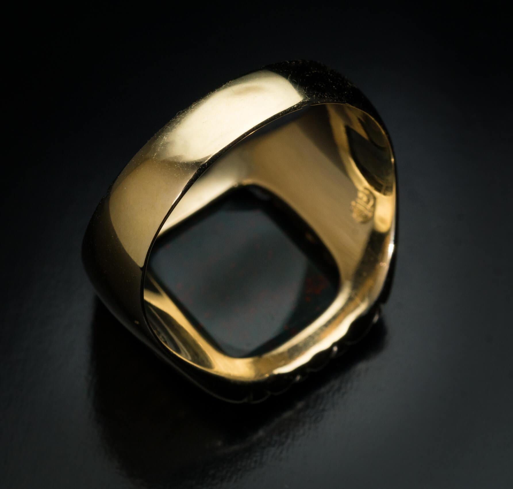 Anillo de sello victoriano antiguo con piedra de sangre y armadura de oro 1