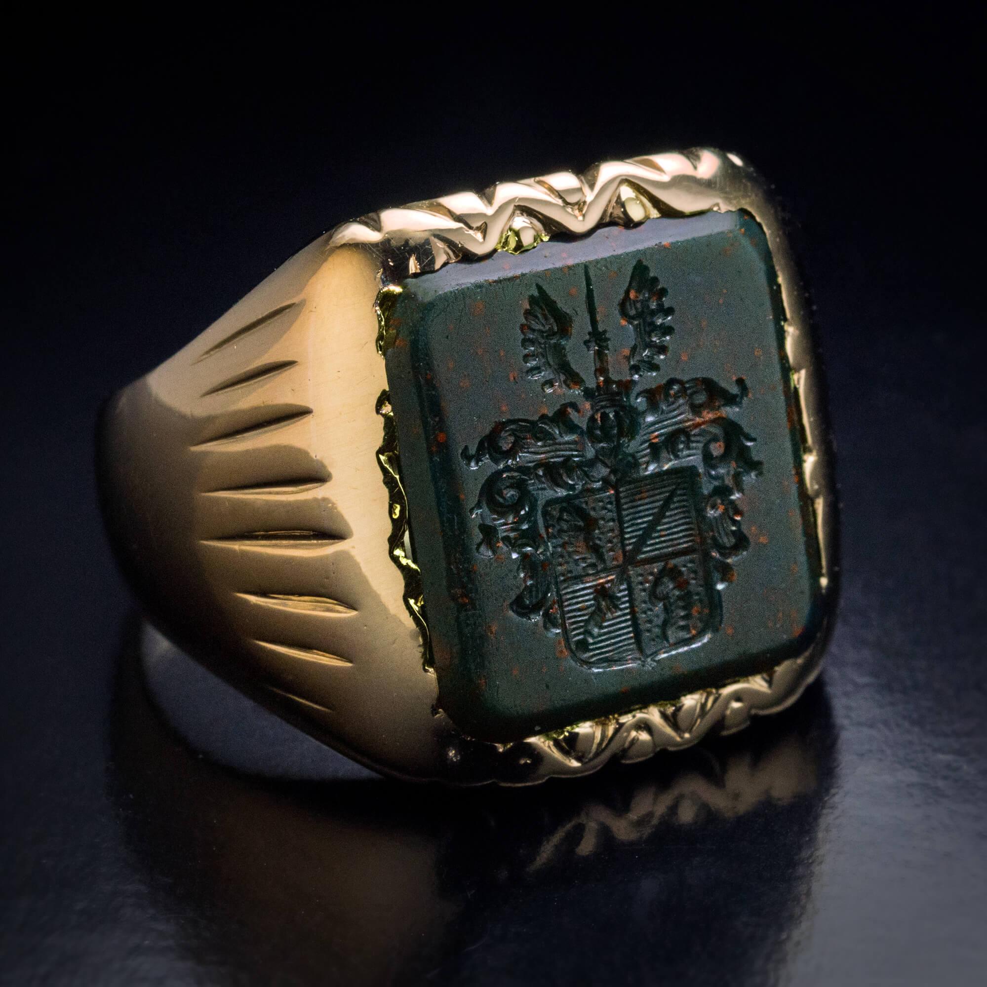 Antique Victorian Bloodstone Gold Armorial Signet Ring For Sale 1