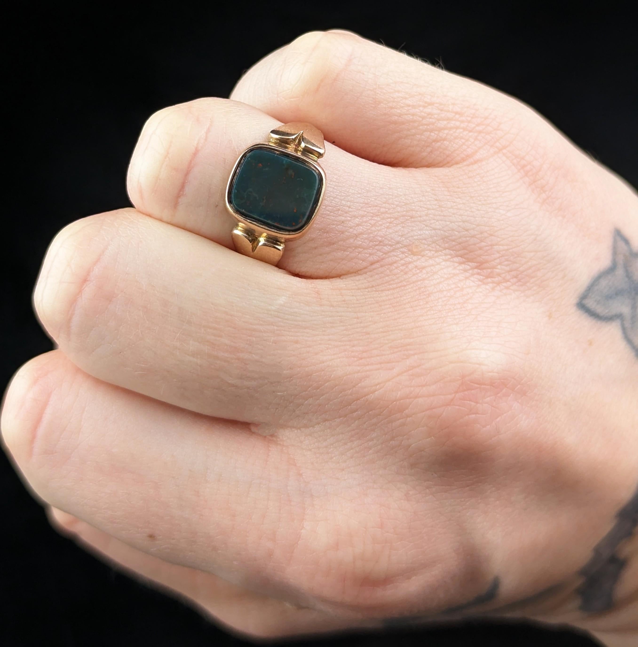 Antique Victorian Bloodstone signet ring, 9k gold, boxed  8