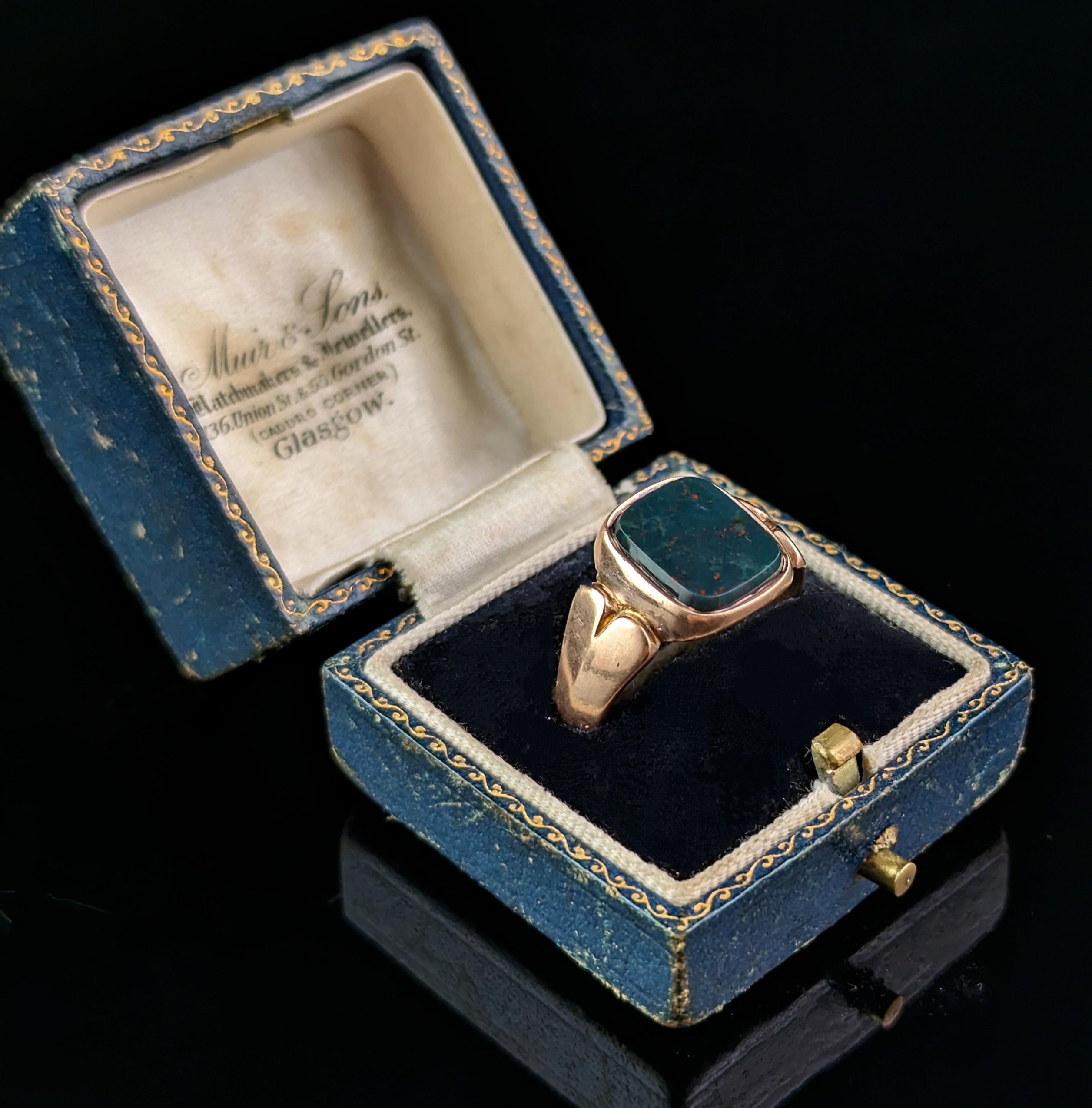 Antique Victorian Bloodstone signet ring, 9k gold, boxed  In Good Condition In NEWARK, GB