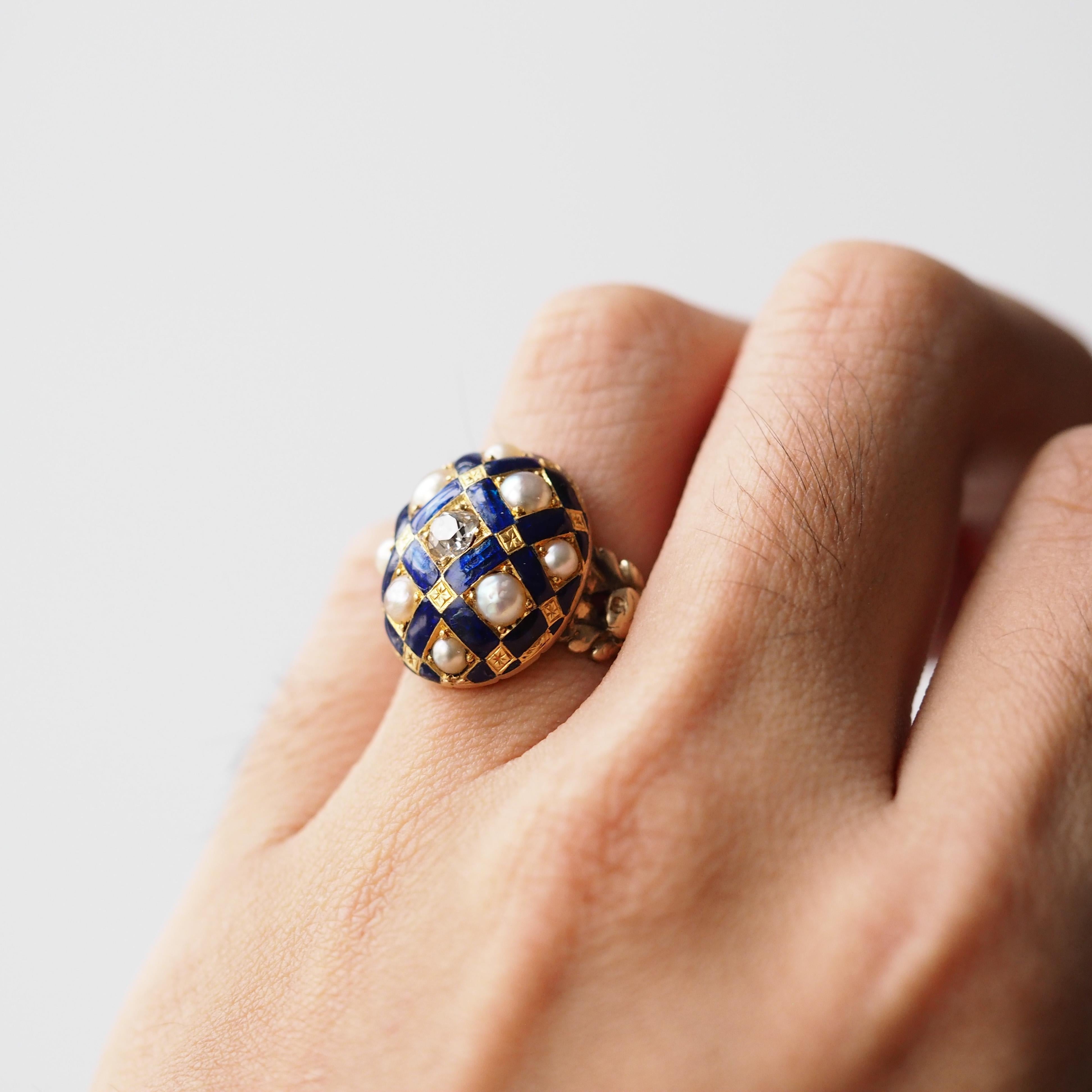 Antico anello vittoriano con smalto blu, diamanti e perle in oro 14K - c.1860 in vendita 7