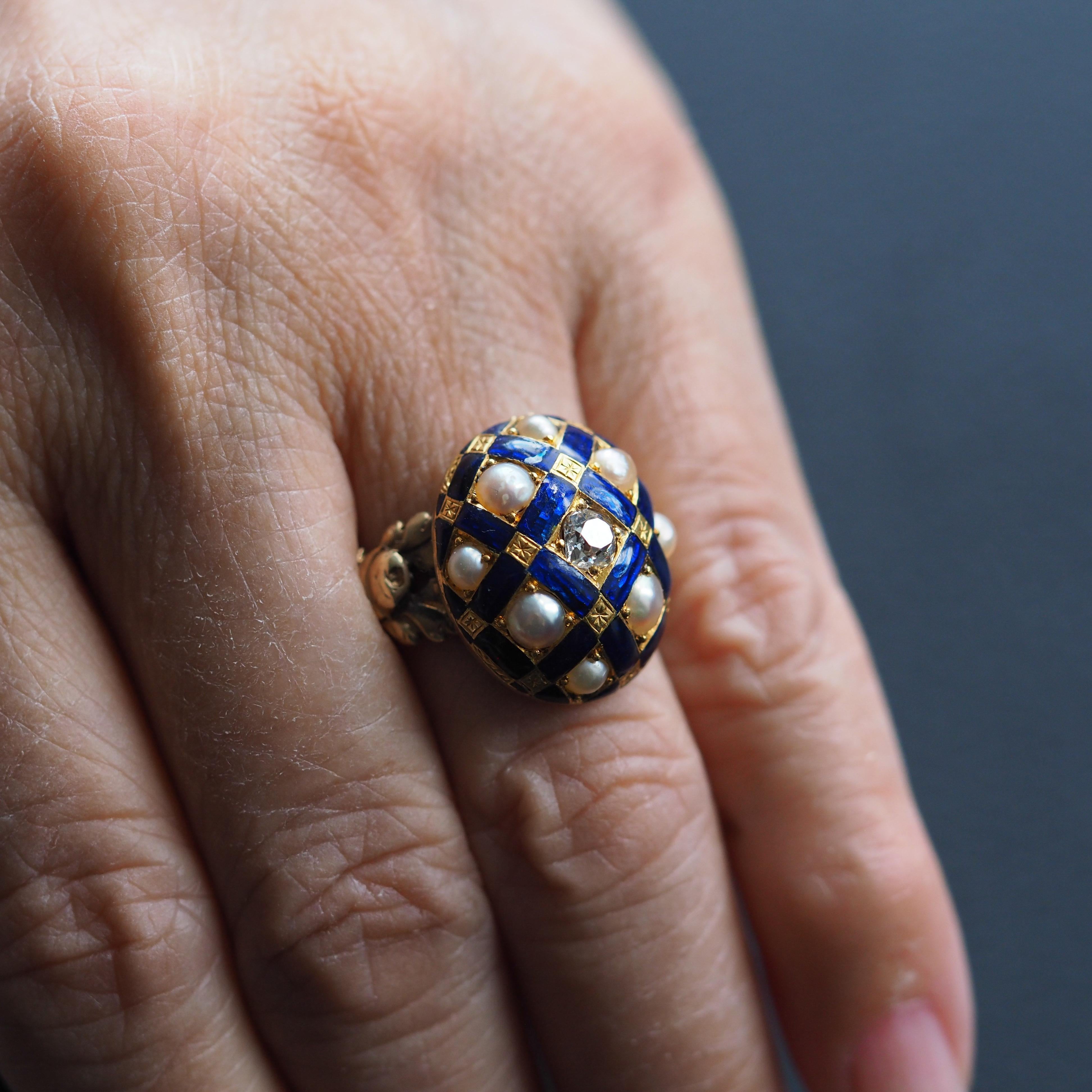 Antico anello vittoriano con smalto blu, diamanti e perle in oro 14K - c.1860 in vendita 8
