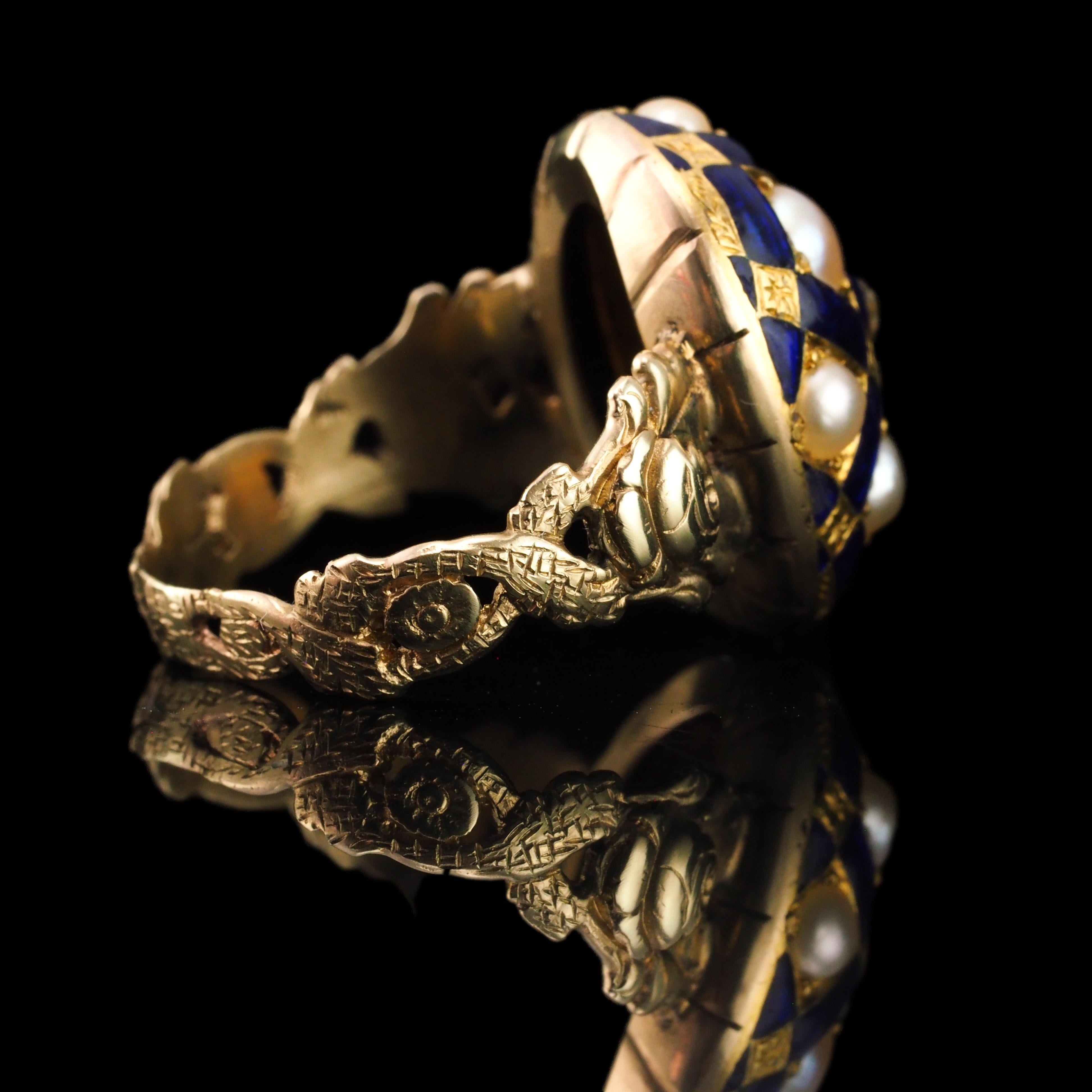 Antico anello vittoriano con smalto blu, diamanti e perle in oro 14K - c.1860 in vendita 9