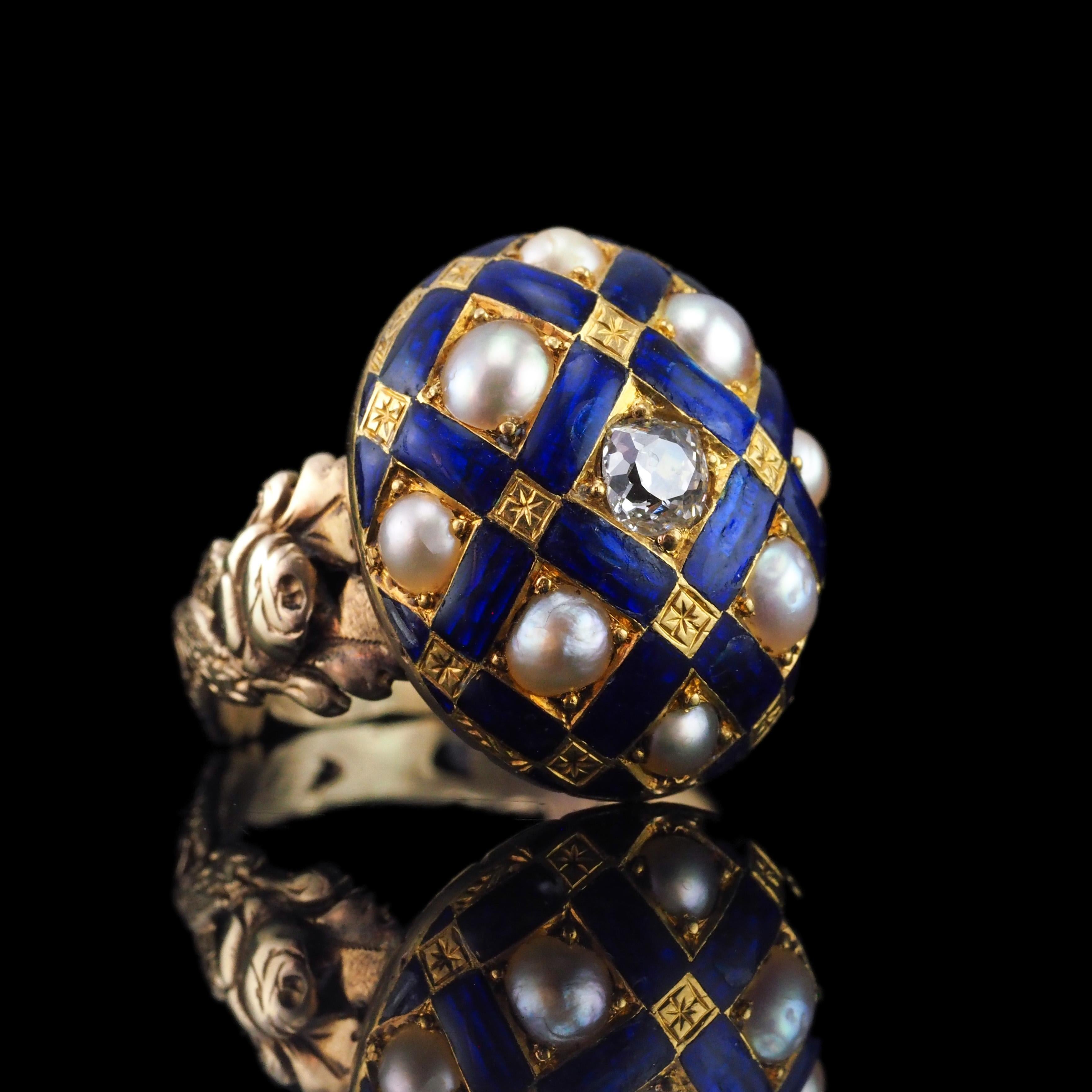 Antico anello vittoriano con smalto blu, diamanti e perle in oro 14K - c.1860 in vendita 10