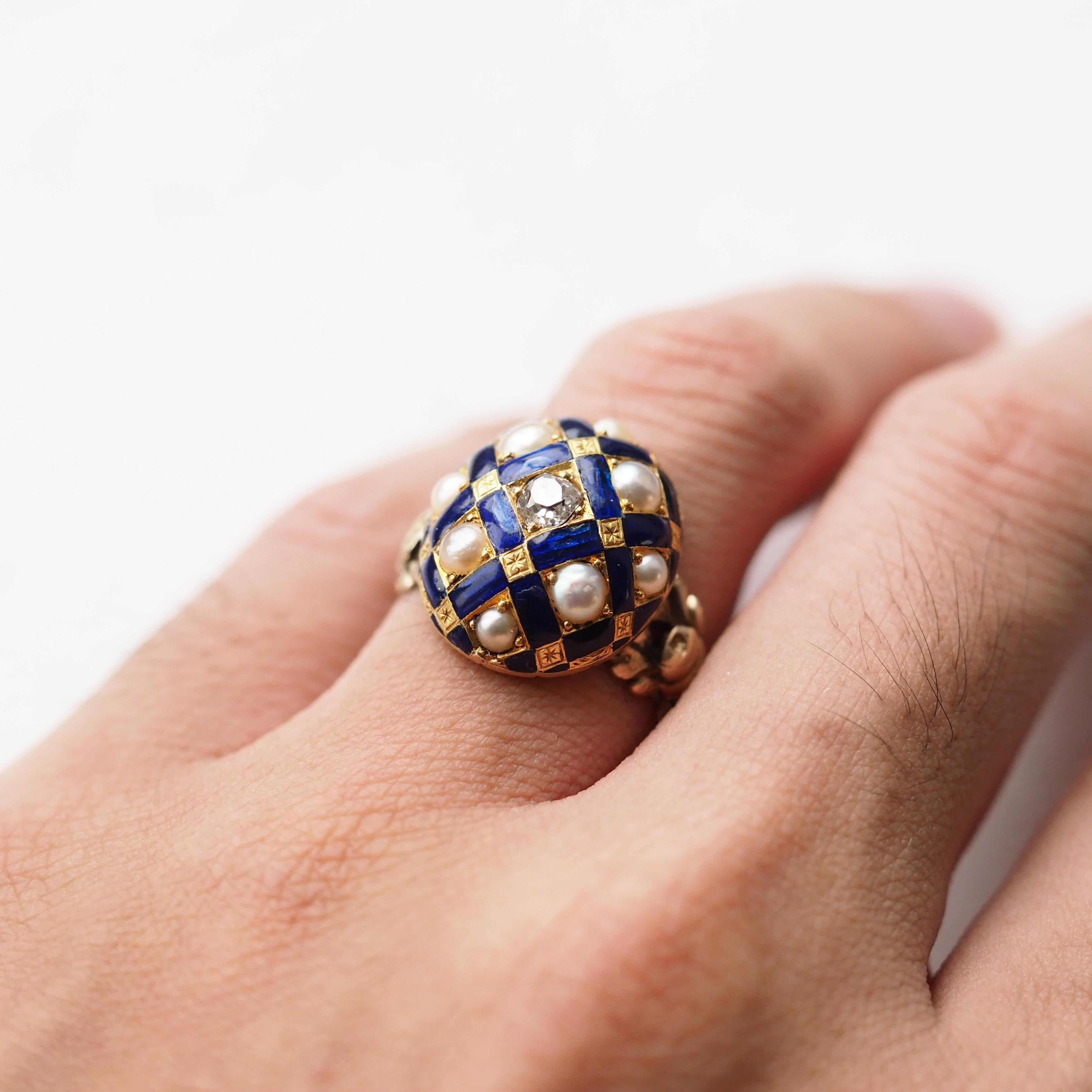 Antico anello vittoriano con smalto blu, diamanti e perle in oro 14K - c.1860 in vendita 11