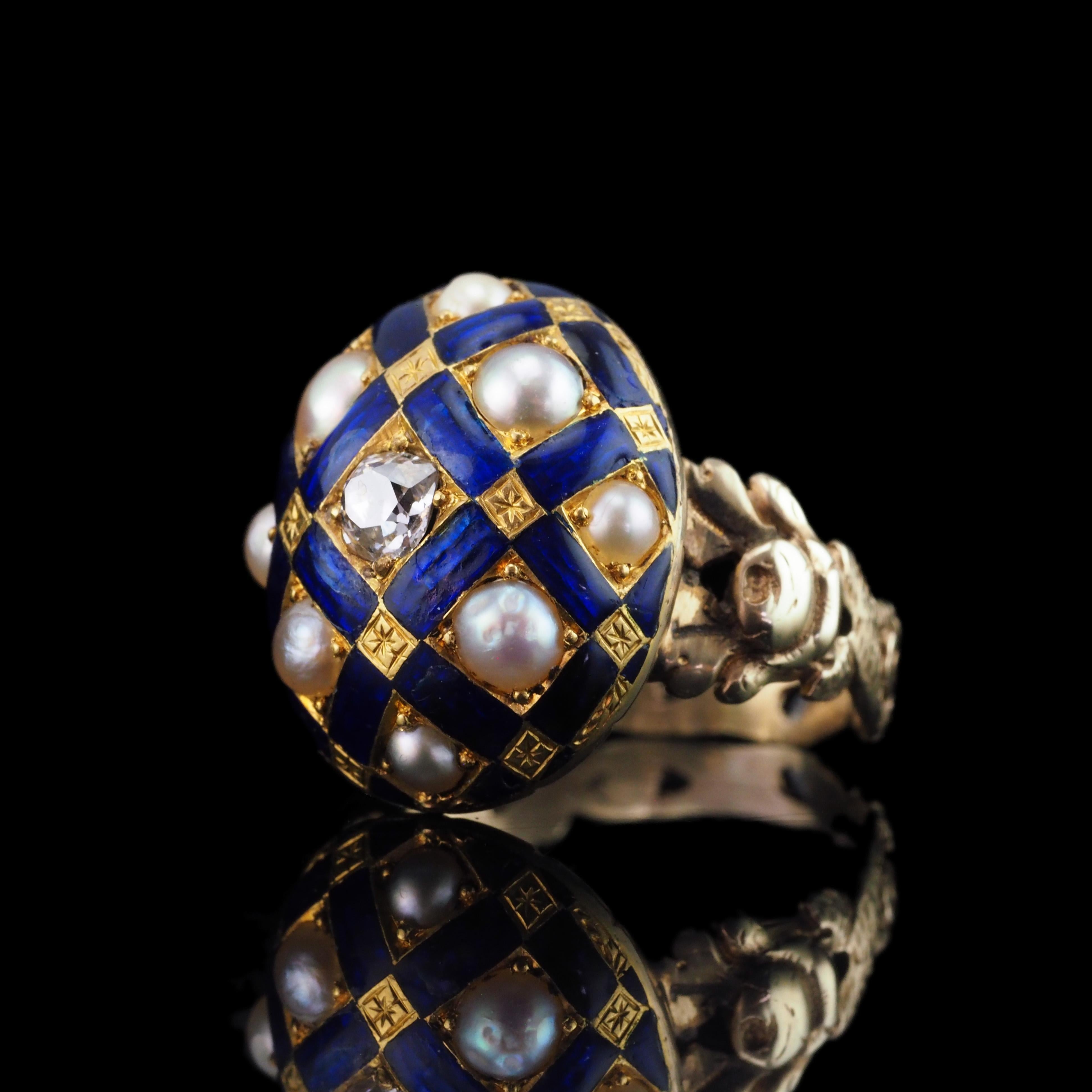Antico anello vittoriano con smalto blu, diamanti e perle in oro 14K - c.1860 in vendita 13